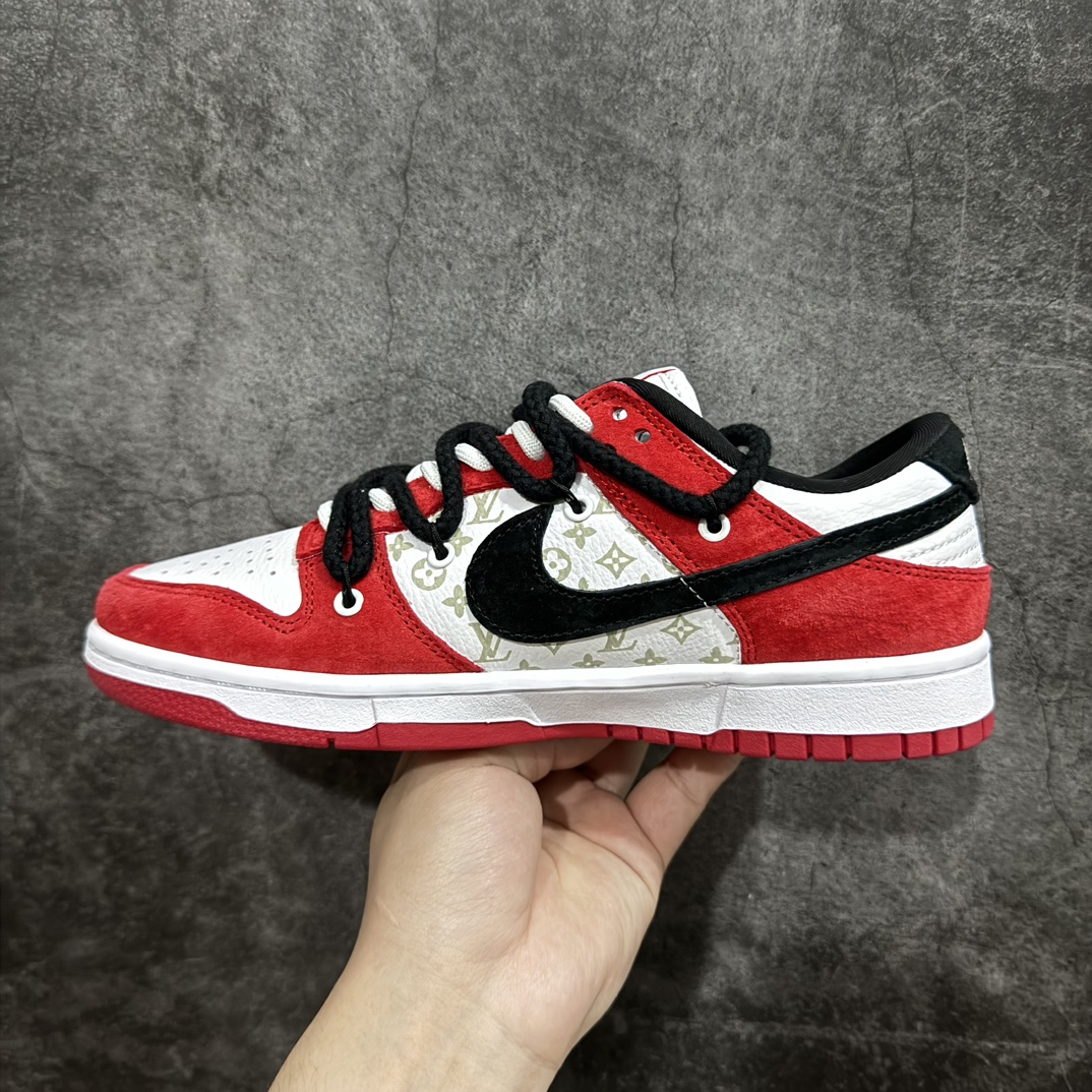 图片[2]-【定制版】Nike SB Dunk Low x Louis Vuitton 白红印花n纯原大厂出品 极力推荐👏n原装头层材料 独家版型蒸餾加工n帶來的是更好的视觉和脚感体验n大厂纯原品质出货 清洁度 电绣工艺皮料切割干净无任何毛边 细节完美 官方货号：SJ2068 232 尺码：36 36.5 37.5 38 38.5 39 40 40.5 41 42 42.5 43 44 44.5 45 编码：HXS340360-鞋库