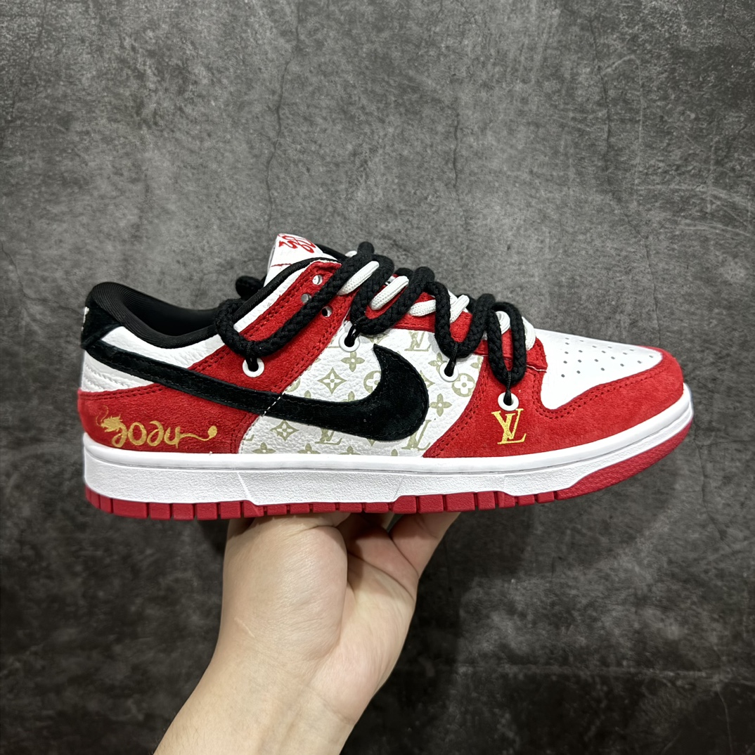 【定制版】Nike SB Dunk Low x Louis Vuitton 白红印花n纯原大厂出品 极力推荐👏n原装头层材料 独家版型蒸餾加工n帶來的是更好的视觉和脚感体验n大厂纯原品质出货 清洁度 电绣工艺皮料切割干净无任何毛边 细节完美 官方货号：SJ2068 232 尺码：36 36.5 37.5 38 38.5 39 40 40.5 41 42 42.5 43 44 44.5 45 编码：HXS340360-鞋库