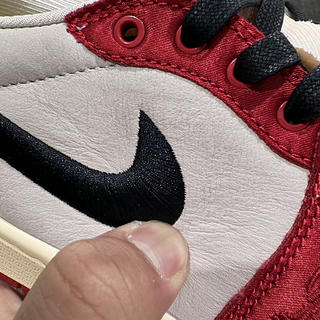 图片[4]-【DT版本】Trophy Room x Air Jordan 1 Low OG\”Away\”乔丹1代低帮联名黑红公牛丝绸 FN0432-100n乔丹之子 原鞋开发平台订单专用代工流水线打造一眼公司货既视感 每一个配色均采购原鞋确认细节  尺码：36 36.5 37.5 38 38.5 39 40 40.5 41 42 42.5 43 44 44.5 45 46 47.5 货号：FN0432-100 尺码：35.5-46含半码-莆田鞋批发中心