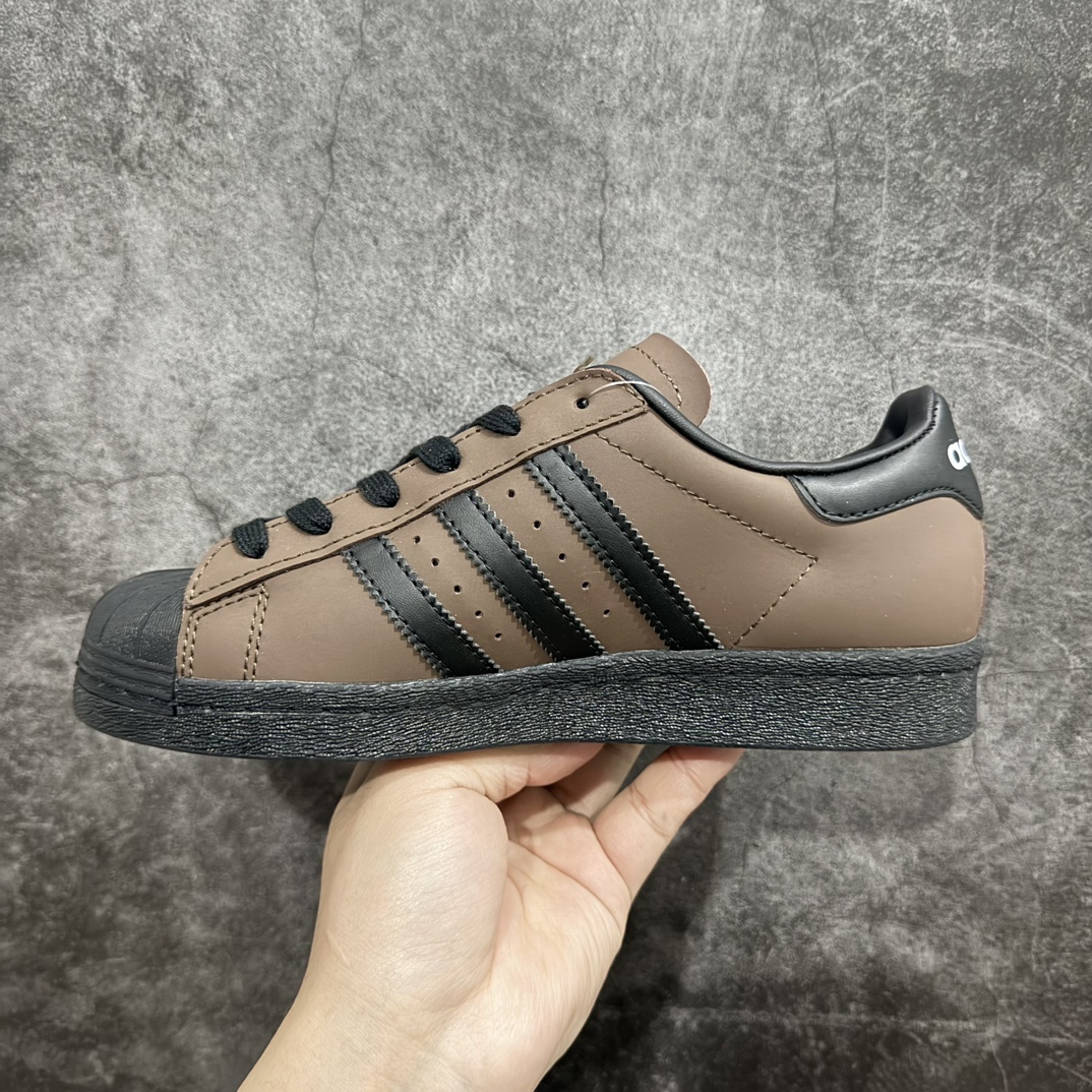 图片[2]-【纯原版】adidas originals Superstar 82 休闲百搭 减震耐磨 低帮 板鞋 男女同款 深棕黑nn#独家原版原盒 原底原料 开模打造n#原厂织唛鞋标 高精密准度n#原楦原纸板开发 匹配原版98%以上n#后跟垫棉独家呈现 反口里弧度正确n#原厂鞋垫 背胶 后跟电绣针数 与正品一致n#原厂皮料 原厂车缝线 质感无敌#皮料切割干净 无任何毛边 清洁度细节完美n 货号：IF9034nnSIZE：35.5 36 36.5 37.5 38 38.5 39 40 40.5 41 42 42.5 43 44 44.5 45 编码：H11250260-鞋库