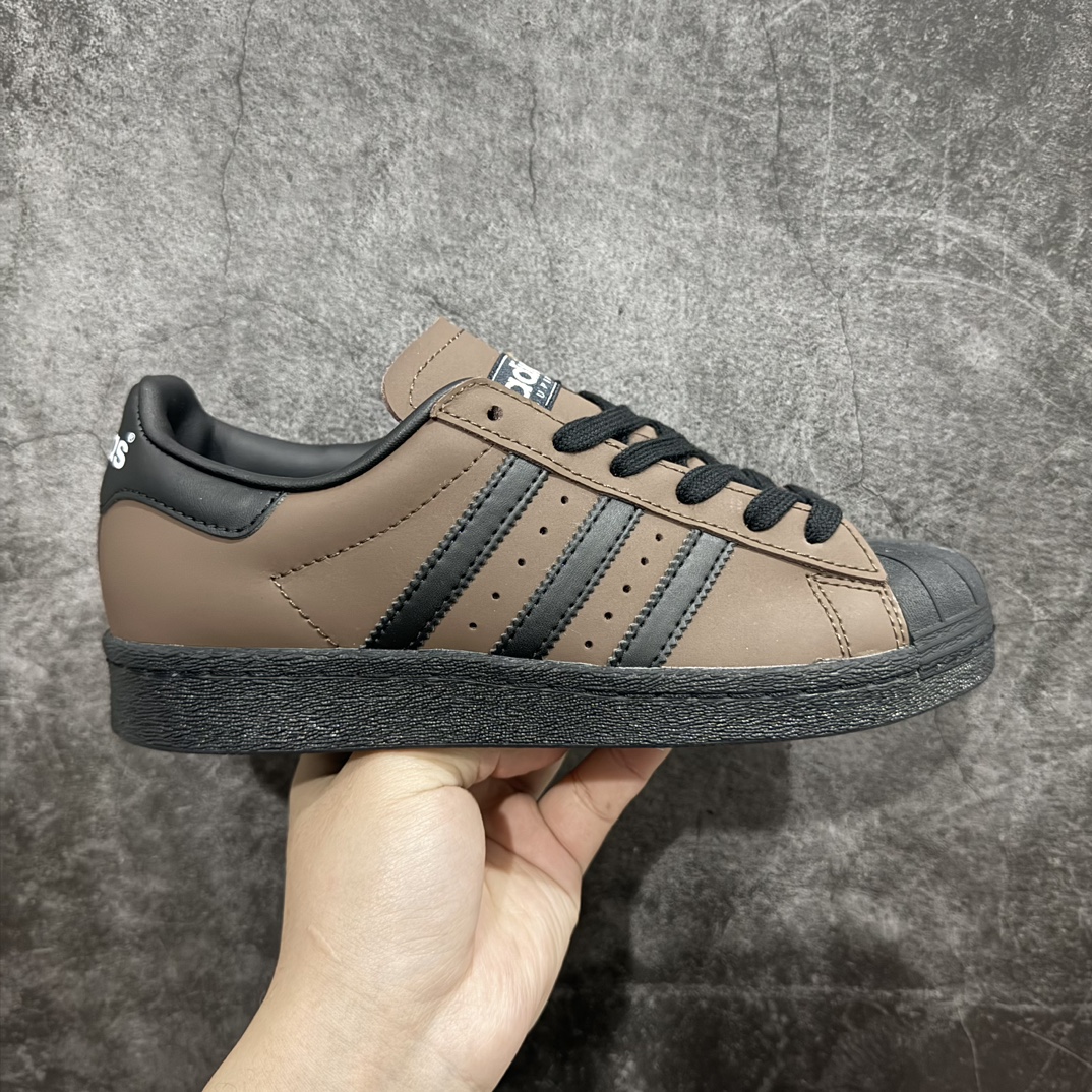 【纯原版】adidas originals Superstar 82 休闲百搭 减震耐磨 低帮 板鞋 男女同款 深棕黑nn#独家原版原盒 原底原料 开模打造n#原厂织唛鞋标 高精密准度n#原楦原纸板开发 匹配原版98%以上n#后跟垫棉独家呈现 反口里弧度正确n#原厂鞋垫 背胶 后跟电绣针数 与正品一致n#原厂皮料 原厂车缝线 质感无敌#皮料切割干净 无任何毛边 清洁度细节完美n 货号：IF9034nnSIZE：35.5 36 36.5 37.5 38 38.5 39 40 40.5 41 42 42.5 43 44 44.5 45 编码：H11250260-鞋库