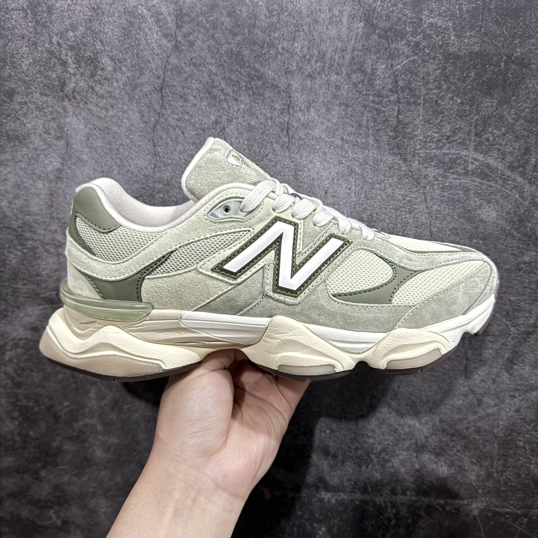 【纯原版】 New Balance NB9060 联名款 复古休闲运动慢跑鞋 灰绿  货号：U9060EEC 全套原楦原纸板原厂数据开发 进口三明治网面 原装进口翻毛皮料正确绒感卡色 正确中底拉帮中底网布细节 原厂标裁 带紫光防伪 定制后跟透明水晶模块 冲裁组合 大底贴合程度胶水上色把控完美 整洁度挑战全网艺术家 多道序QC把关品质完善 匠心打造 耗时两个月开发完成 工艺极其复杂难度可想而知 新开独立私模大底 全网唯一正确六层组合大底 高端零售专供产物Size：36 37 37.5 38 38.5 39 40 40.5 41 42 42.5 43 44 45 46.5 编码：JP270300-莆田鞋批发中心