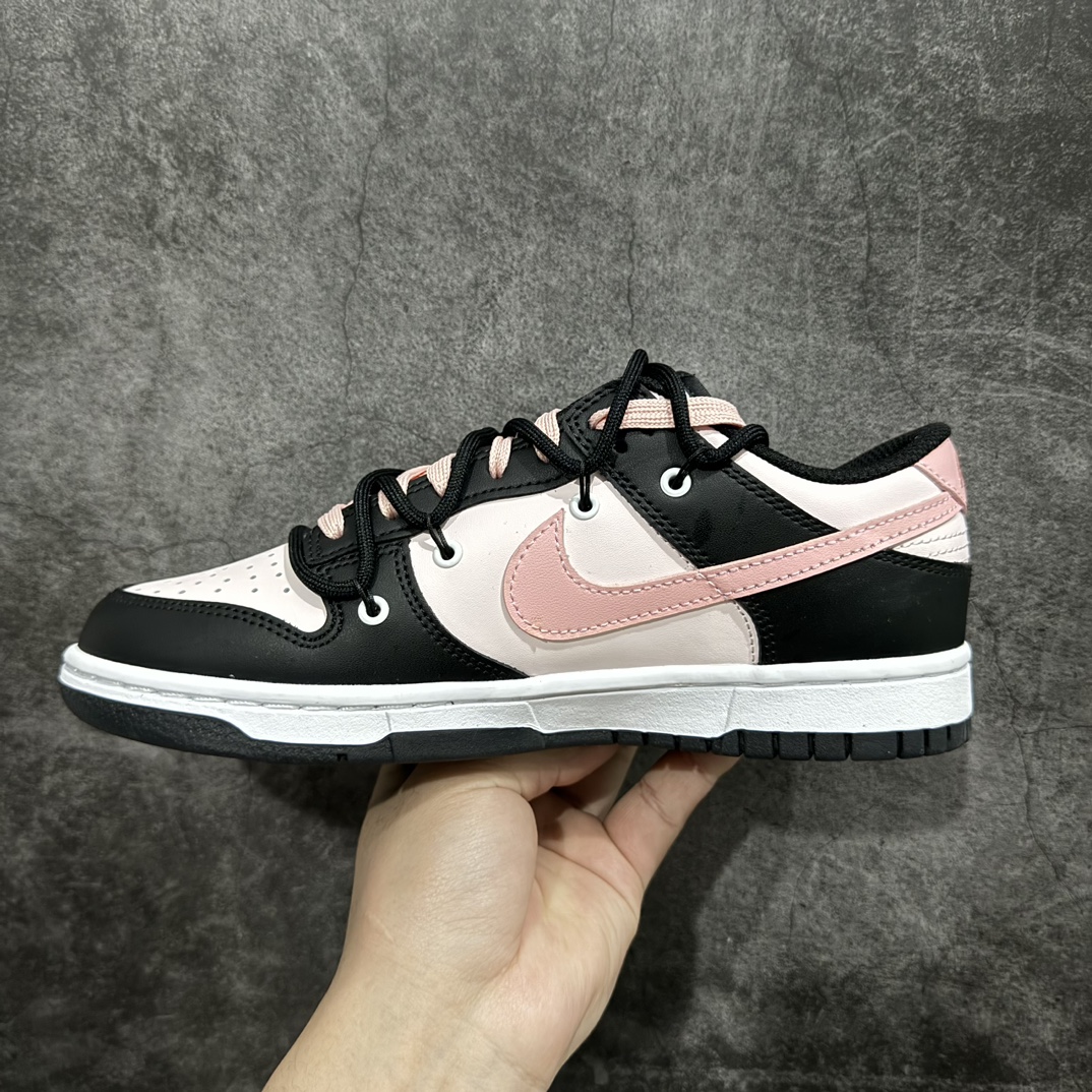 图片[2]-【纯原cs版本】Nike Dunk Low 东京树莓 黑粉 定制版解构绑带休闲板鞋n#配色灵感来源于黑色粉色撞色，简单明了，戈壁滩上的树莓，坚强成长，年轻人的朝气蓬勃。定制球鞋可以正常穿洗，穿着过程中尽量避免剧烈运动、暴力穿着、尖锐物体剐蹭以及高浓度有机溶剂。 货号：CW1590-100 尺码：36 36.5 37.5 38 38.5 39 40 编码：FS290310-鞋库