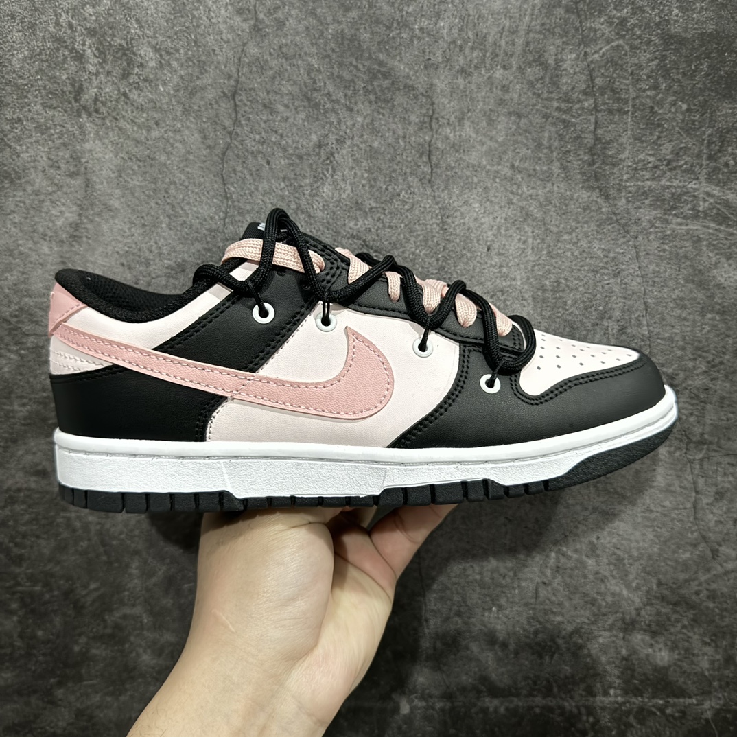 【纯原cs版本】Nike Dunk Low 东京树莓 黑粉 定制版解构绑带休闲板鞋n#配色灵感来源于黑色粉色撞色，简单明了，戈壁滩上的树莓，坚强成长，年轻人的朝气蓬勃。定制球鞋可以正常穿洗，穿着过程中尽量避免剧烈运动、暴力穿着、尖锐物体剐蹭以及高浓度有机溶剂。 货号：CW1590-100 尺码：36 36.5 37.5 38 38.5 39 40 编码：FS290310-鞋库