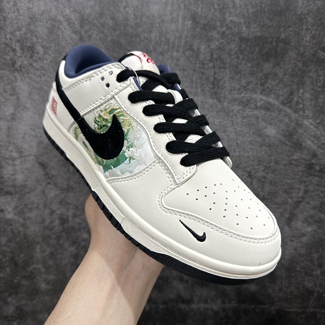 图片[3]-【定制版】Nk SB Dunk Low 中国年限定-青龙 周年高端定制 低帮休闲板鞋货号：XB3802-711n#定制鞋盒 大厂纯原品质出货 超高清洁度 皮料切割干净无任何毛边 细节完美 整体采用多色拼接 寓意努力奋斗 实现从平凡到卓越的转变 如龙般腾飞 大展宏图（附图赠送龙年吉祥物挂件一枚） 尺码：36 36.5 37.5 38 38.5 39 40 40.5 41 42 42.5 43 44 44.5 45 编码：HXS260280-莆田鞋批发中心