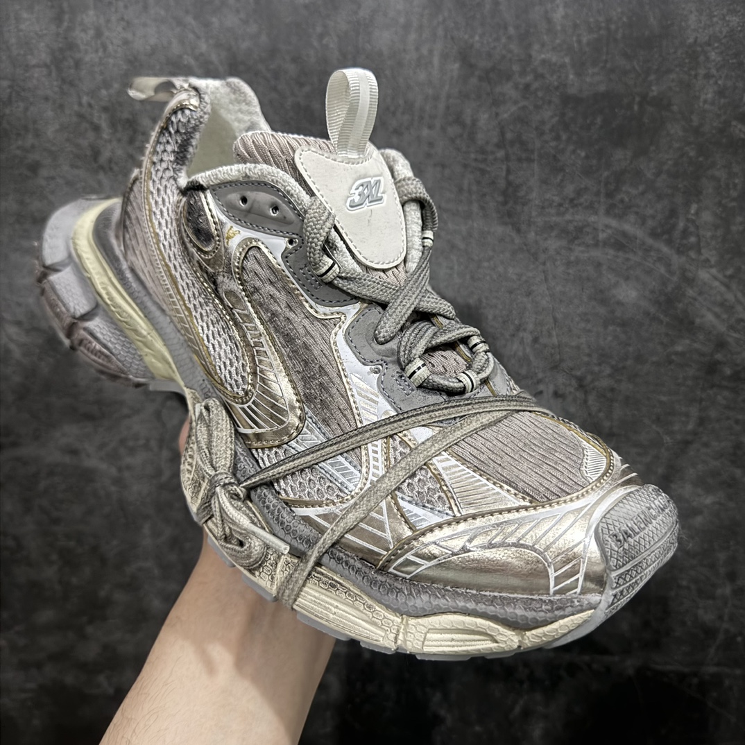 图片[3]-【OG纯原】BALENCIAGA 3XL Sneakers 巴黎世家十代网布系带低帮走秀复古老爹鞋  浅米色 白香槟色nn全新版本 全新顶端品质 全套原纸板楦头开发 最原汁原味的灵魂版型全鞋荧光划线卡点 胶水把控整洁度追求极致完美 每一双都是工艺品 多重QC质检 超越公司货的品控标准 实实在在的免检产品 原盒原配 正确字体电绣 粗细、位置、大小正确 侧边TPU 透气孔匹配意产原版 正确分离大底 TPU软底 原版一致大底LOGO 立体感十足 原厂皮料水洗做旧 采购原厂网纱 不含皮革 网布材料和聚氨酯 磨损效果 鞋头边缘和后帮 Balenciaga 徽标 鞋面和后跟凸印尺码 鞋舌 3XL 橡胶品牌标识和反光细节 鞋帮拉袢和鞋舌拉祥 配反光细节 备用鞋带在鞋履前侧 可在穿着前取下 便于不同造型搭配 正常尺码 尺码：35 36 37 38 39 40 41 42 43 44 45 46 编码：OG500520-莆田鞋批发中心