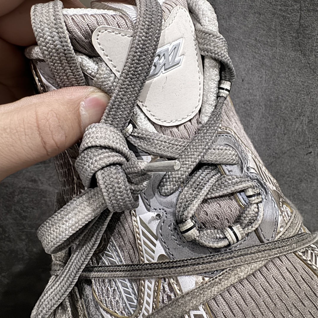 图片[5]-【OG纯原】BALENCIAGA 3XL Sneakers 巴黎世家十代网布系带低帮走秀复古老爹鞋  浅米色 白香槟色nn全新版本 全新顶端品质 全套原纸板楦头开发 最原汁原味的灵魂版型全鞋荧光划线卡点 胶水把控整洁度追求极致完美 每一双都是工艺品 多重QC质检 超越公司货的品控标准 实实在在的免检产品 原盒原配 正确字体电绣 粗细、位置、大小正确 侧边TPU 透气孔匹配意产原版 正确分离大底 TPU软底 原版一致大底LOGO 立体感十足 原厂皮料水洗做旧 采购原厂网纱 不含皮革 网布材料和聚氨酯 磨损效果 鞋头边缘和后帮 Balenciaga 徽标 鞋面和后跟凸印尺码 鞋舌 3XL 橡胶品牌标识和反光细节 鞋帮拉袢和鞋舌拉祥 配反光细节 备用鞋带在鞋履前侧 可在穿着前取下 便于不同造型搭配 正常尺码 尺码：35 36 37 38 39 40 41 42 43 44 45 46 编码：OG500520-莆田鞋批发中心