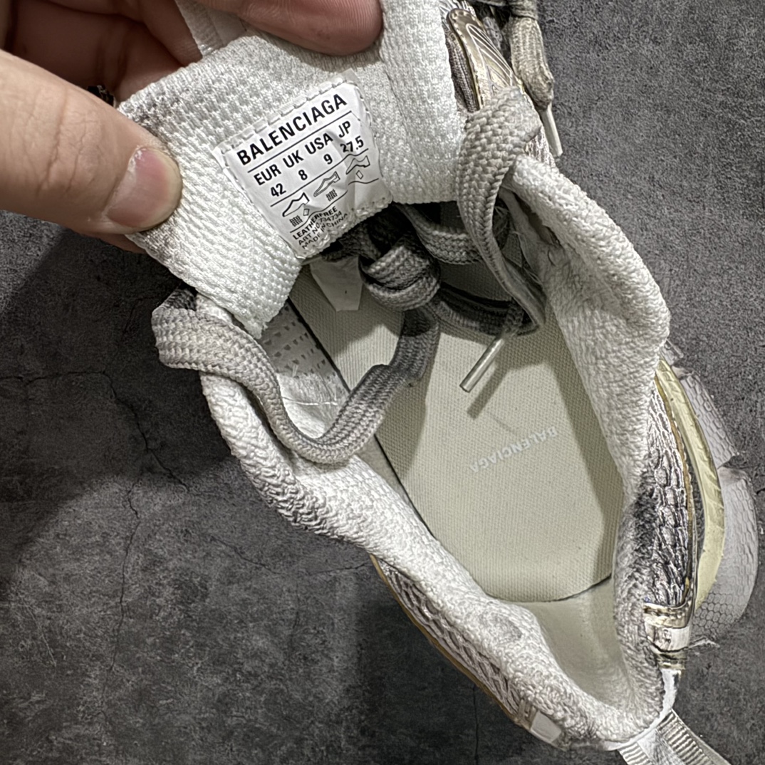 图片[6]-【OG纯原】BALENCIAGA 3XL Sneakers 巴黎世家十代网布系带低帮走秀复古老爹鞋  浅米色 白香槟色nn全新版本 全新顶端品质 全套原纸板楦头开发 最原汁原味的灵魂版型全鞋荧光划线卡点 胶水把控整洁度追求极致完美 每一双都是工艺品 多重QC质检 超越公司货的品控标准 实实在在的免检产品 原盒原配 正确字体电绣 粗细、位置、大小正确 侧边TPU 透气孔匹配意产原版 正确分离大底 TPU软底 原版一致大底LOGO 立体感十足 原厂皮料水洗做旧 采购原厂网纱 不含皮革 网布材料和聚氨酯 磨损效果 鞋头边缘和后帮 Balenciaga 徽标 鞋面和后跟凸印尺码 鞋舌 3XL 橡胶品牌标识和反光细节 鞋帮拉袢和鞋舌拉祥 配反光细节 备用鞋带在鞋履前侧 可在穿着前取下 便于不同造型搭配 正常尺码 尺码：35 36 37 38 39 40 41 42 43 44 45 46 编码：OG500520-鞋库