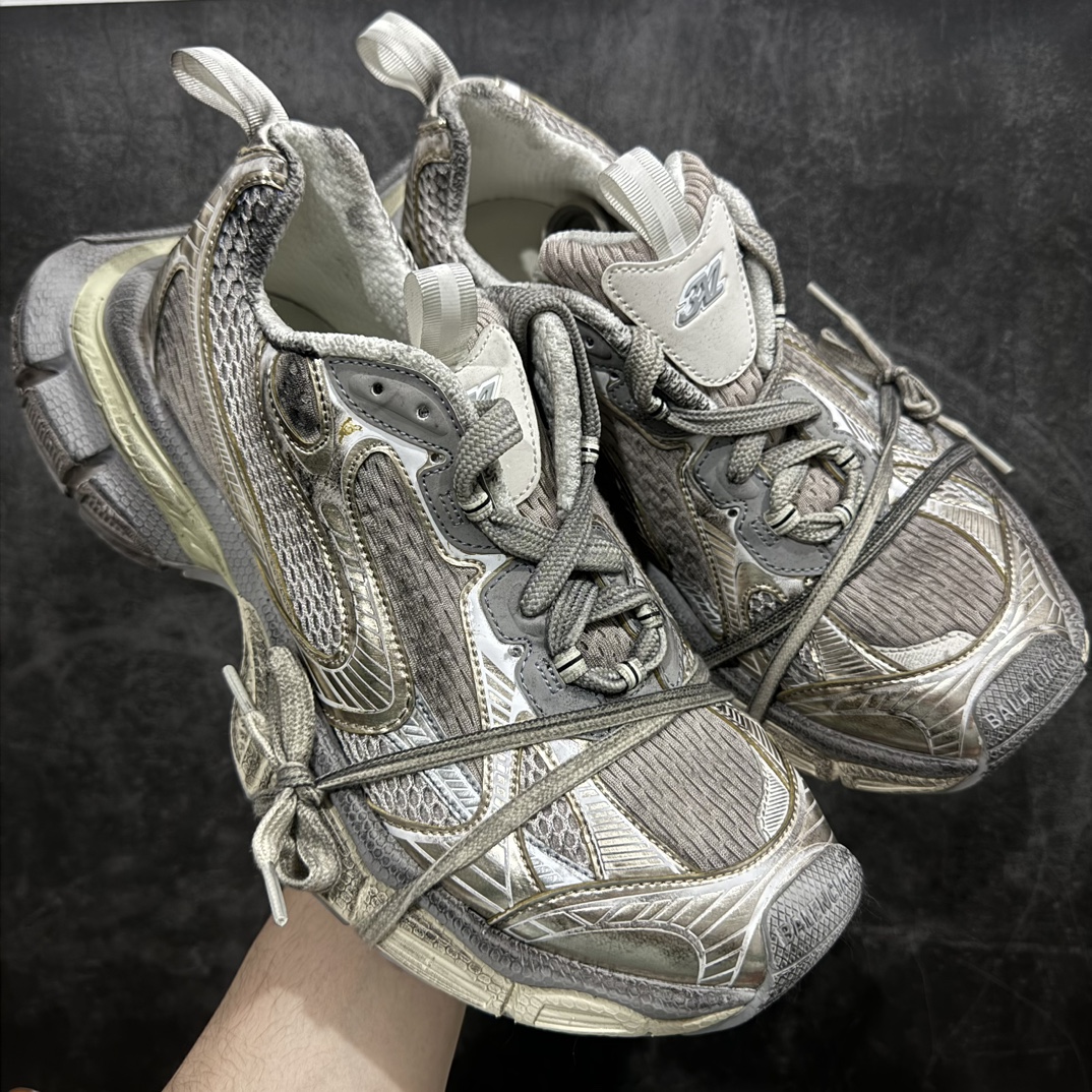 【OG纯原】BALENCIAGA 3XL Sneakers 巴黎世家十代网布系带低帮走秀复古老爹鞋  浅米色 白香槟色nn全新版本 全新顶端品质 全套原纸板楦头开发 最原汁原味的灵魂版型全鞋荧光划线卡点 胶水把控整洁度追求极致完美 每一双都是工艺品 多重QC质检 超越公司货的品控标准 实实在在的免检产品 原盒原配 正确字体电绣 粗细、位置、大小正确 侧边TPU 透气孔匹配意产原版 正确分离大底 TPU软底 原版一致大底LOGO 立体感十足 原厂皮料水洗做旧 采购原厂网纱 不含皮革 网布材料和聚氨酯 磨损效果 鞋头边缘和后帮 Balenciaga 徽标 鞋面和后跟凸印尺码 鞋舌 3XL 橡胶品牌标识和反光细节 鞋帮拉袢和鞋舌拉祥 配反光细节 备用鞋带在鞋履前侧 可在穿着前取下 便于不同造型搭配 正常尺码 尺码：35 36 37 38 39 40 41 42 43 44 45 46 编码：OG500520-鞋库