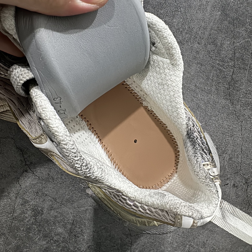 图片[7]-【OG纯原】BALENCIAGA 3XL Sneakers 巴黎世家十代网布系带低帮走秀复古老爹鞋  浅米色 白香槟色nn全新版本 全新顶端品质 全套原纸板楦头开发 最原汁原味的灵魂版型全鞋荧光划线卡点 胶水把控整洁度追求极致完美 每一双都是工艺品 多重QC质检 超越公司货的品控标准 实实在在的免检产品 原盒原配 正确字体电绣 粗细、位置、大小正确 侧边TPU 透气孔匹配意产原版 正确分离大底 TPU软底 原版一致大底LOGO 立体感十足 原厂皮料水洗做旧 采购原厂网纱 不含皮革 网布材料和聚氨酯 磨损效果 鞋头边缘和后帮 Balenciaga 徽标 鞋面和后跟凸印尺码 鞋舌 3XL 橡胶品牌标识和反光细节 鞋帮拉袢和鞋舌拉祥 配反光细节 备用鞋带在鞋履前侧 可在穿着前取下 便于不同造型搭配 正常尺码 尺码：35 36 37 38 39 40 41 42 43 44 45 46 编码：OG500520-鞋库