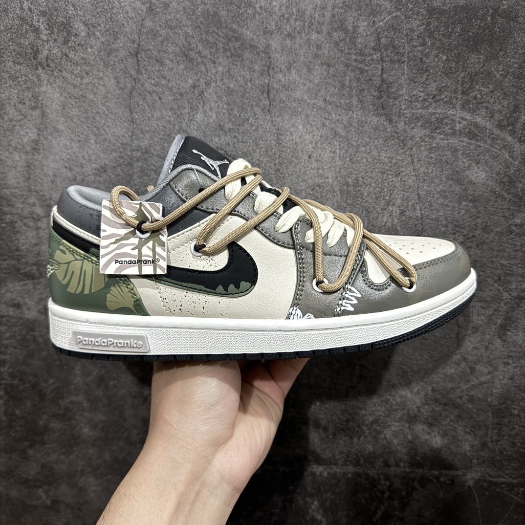 【FS礼盒版】Air Jordan AJ1 Low 熊猫恶作剧-绿野浮渊n正确版本 原鞋开发 品质、细节 完美复刻n市面唯一纯原级别 完美零毛边处理 原厂内置全掌气垫 价格定位良心 几十个配色陆续出 平台专用代工流水线出品 一眼公司既视感 拿到手的一瞬间就与众不同 碾压市面所有版本 认准细节 全部原鞋开发 每一个配色都会采购原鞋确认细节 打破市面看图做货无好货之说 细节精确 所有配色原数据档案开发！整体围绕熊猫惡作剧丛林穿越主题设计，鞋身整体采用专属颜料重新喷涂。特殊原创设计图标涂鸦装饰，添加潮流元素效果喷涂点缀。 货号：553558-040 尺码：35.5 36 37.5 38 38.5 39 40 40.5 41 42 42.5 43 44 44.5 45 46 47.5 编码：HXS330350-莆田鞋批发中心