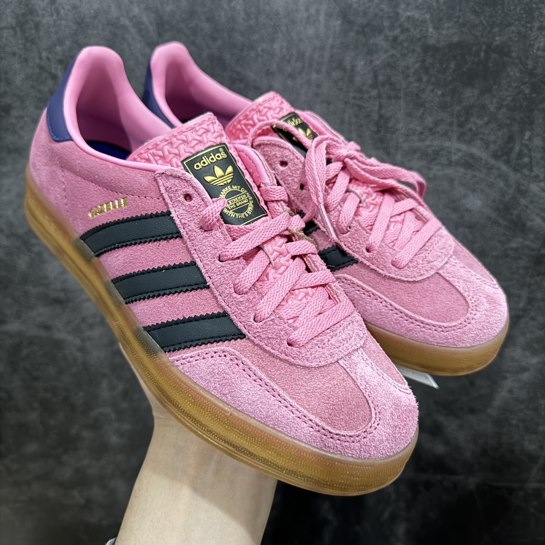 【纯原神版】 AD Original Gazelle Indoor Trainers 瞪羚室内鞋系列低帮复古百搭休闲运动德训风板鞋 麂皮黑粉 IE7002nn优于市场大部分流通版本 极力推荐n正确原厂定制长毛翻毛皮组合环保纤维革鞋面材质内置环保海玻璃鞋垫 外置RB橡胶大底品品控稳定性领先行业 原厂全套原楦原纸板冲刀磨具开发n原厂港宝加持定型后跟 尺码：35-45 编码：DZ230250-莆田鞋批发中心