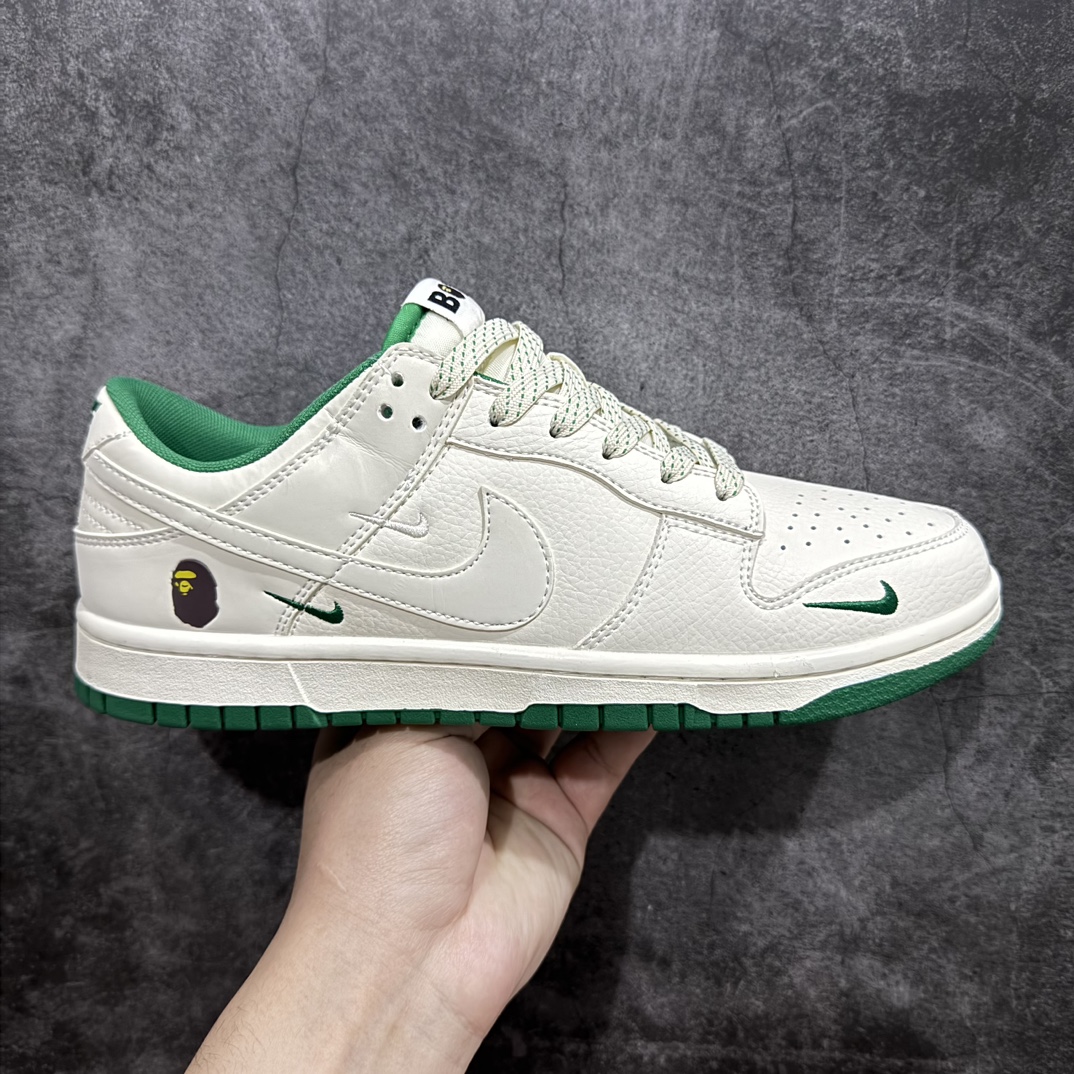 【定制版】Bape x Nike Dunk Low 米白小绿勾n此款主张打破传统的工业化流水线设计限制，以Made by ideas的超级创意为理念，集结众多潮流设计师，结合时下最ing潮流风尚，为潮流爱好者打造彰品自我的专属潮品。同时尊重每个年轻人对于潮流的理解与选择，主张“让每个年轻人塑造自己的潮流”。 货号：XD6188-026 Size：36 36.5 37.5 38 38.5 39 40 40.5 41 42 42.5 43 44 44.5 45 编码：HXS320340-莆田鞋批发中心