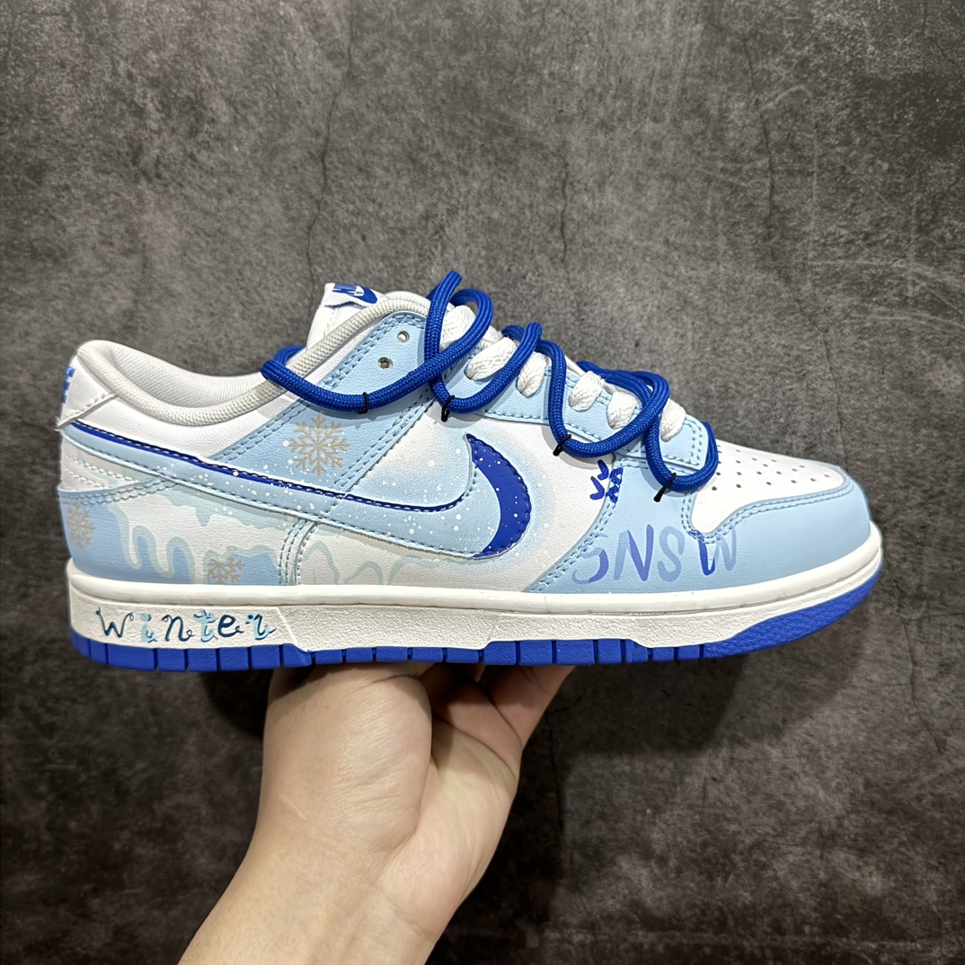 【YC纯原】NK Dunk Low 解构凛冬已至  白蓝 DV0831-104n定制系列天花板 无原鞋不开发 全系列得物原鞋一比一校对开发 配色持续更新中 终端对接 优势输出 全套原厂楦头原纸板数据档案倾力打造 原汁原味莞产 极致还原 圈内最强针车工艺 高端零售指定版 广东原厂配套原盒原标 鞋盒分三个尺码段 原厂冲刀 超高清洁度 全鞋零毛边皮料切割 采用原厂百宏鞋带以及原厂百宏织唛舌标 内标可供原厂几率过验 进口原装条纹中底布 四线拉帮白色点胶 原厂拉帮手法遵循公司 原厂电绣 极致还原SIZE：35.5 36 36.5 37.5 38 38.5 39 40 40.5 41 42 42.5 43 44 44.5 45 46 47.5 编码：DS320340-莆田鞋批发中心