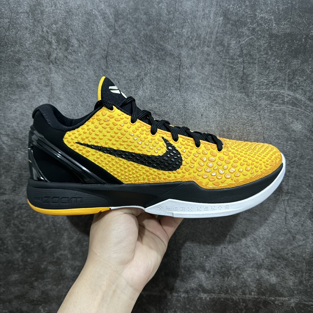 【S2纯原】NK Zoom Kobe 6 LightbulbnS2纯原生产线出品 科比六代 黑黄n#Zoom Turbo气垫➕后掌EVA缓震 实战配置直接拉满n#原楦纸板开发 鞋身流线型、后跟塑形，区分土肥圆n#原档数据3D打印 鞋面蛇鳞一颗一粒匹配原版n#全身鞋材卡料色独家定制 唯一正确喷漆SWOOSH#NK专利Flyknit飞线科技，给予鞋身足够抗扭矩力n#真实底模最大48.5  实战利器 专供海外市场 货号：429659-700 Size：40 40.5 41 42 42.5 43 44 44.5 45 46 47.5 48.5（脚宽、脚胖 建议买大半码） 编码：OG440460-鞋库