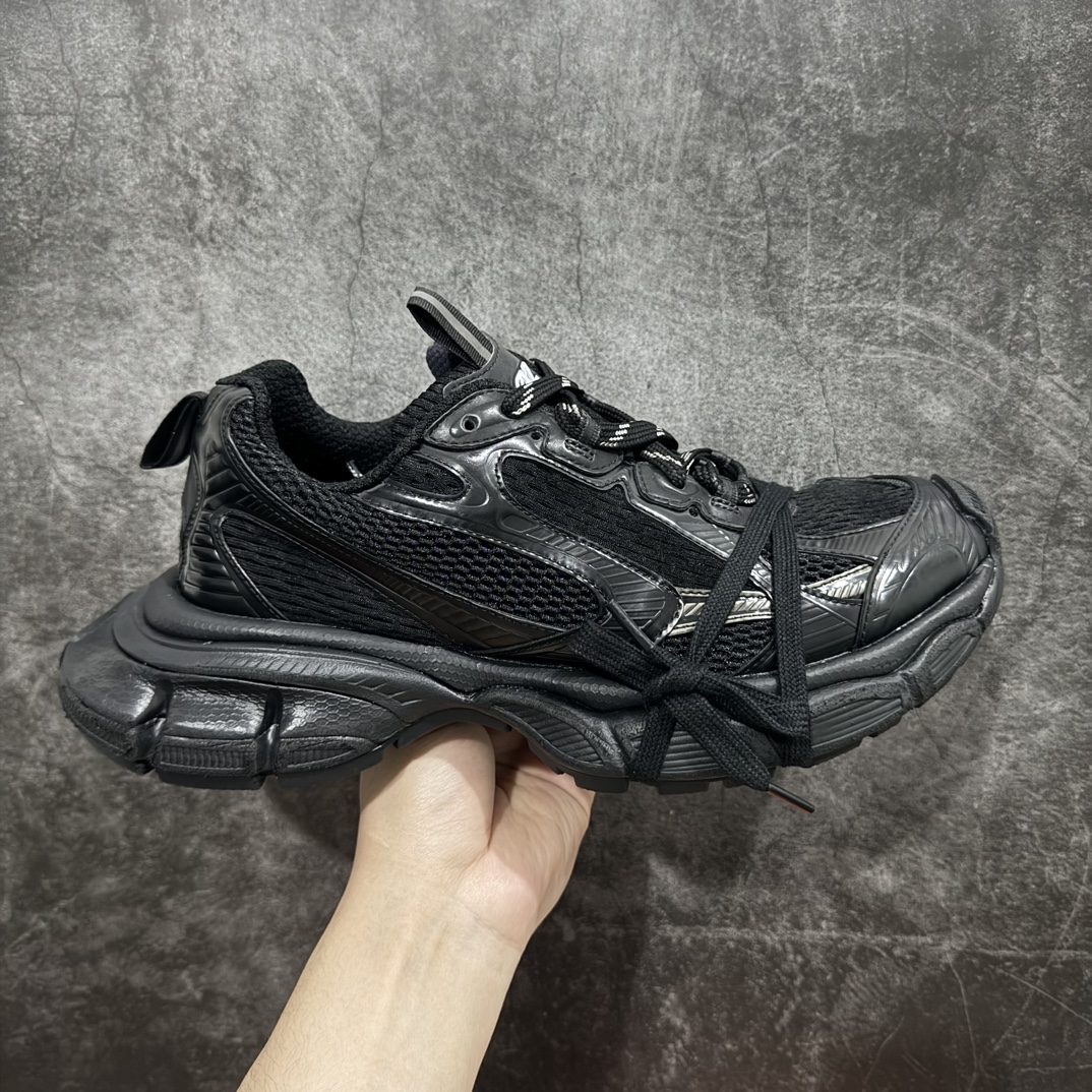 【X版纯原】BALENCIAGA 3XL Sneakers 巴黎世家十代网布系带低帮走秀复古老爹鞋  纯黑nn全新版本 全新顶端品质n此配色目前市场最优版本 全套原纸板楦头开发 最原汁原味的灵魂版型全鞋荧光划线卡点 胶水把控整洁度追求极致完美 每一双都是工艺品 多重QC质检 超越公司货的品控标准 实实在在的免检产品 原盒原配 正确字体电绣 粗细、位置、大小正确 侧边TPU 透气孔匹配意产原版 正确分离大底 TPU软底 原版一致大底LOGO 立体感十足 原厂皮料水洗做旧 采购原厂网纱 不含皮革 网布材料和聚氨酯 磨损效果 鞋头边缘和后帮 Balenciaga 徽标 鞋面和后跟凸印尺码 鞋舌 3XL 橡胶品牌标识和反光细节 鞋帮拉袢和鞋舌拉祥 配反光细节 备用鞋带在鞋履前侧 可在穿着前取下 便于不同造型搭配 正常尺码 尺码：35 36 37 38 39 40 41 42 43 44 45 46 编码：X10460490-莆田鞋批发中心