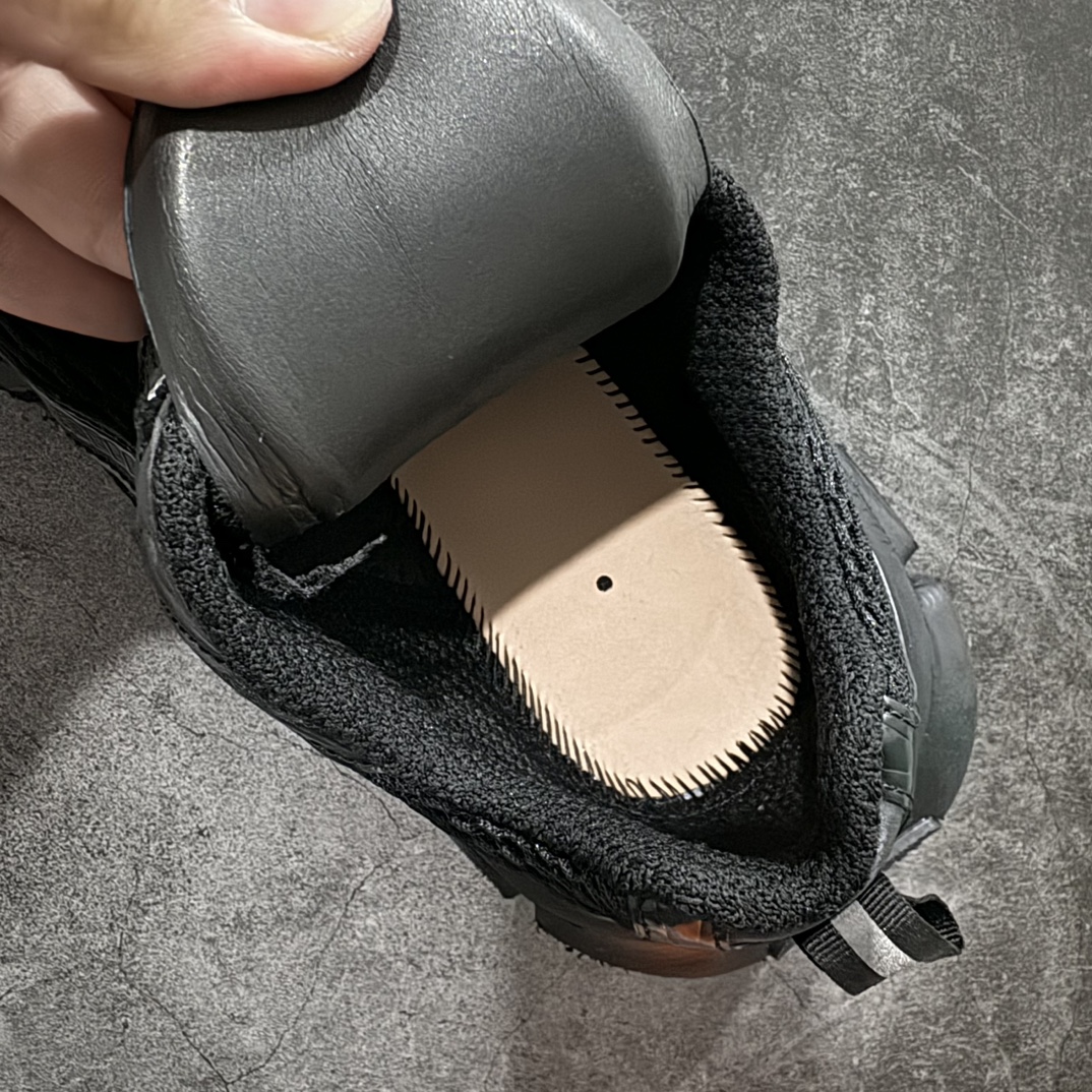 图片[8]-【X版纯原】BALENCIAGA 3XL Sneakers 巴黎世家十代网布系带低帮走秀复古老爹鞋  纯黑nn全新版本 全新顶端品质n此配色目前市场最优版本 全套原纸板楦头开发 最原汁原味的灵魂版型全鞋荧光划线卡点 胶水把控整洁度追求极致完美 每一双都是工艺品 多重QC质检 超越公司货的品控标准 实实在在的免检产品 原盒原配 正确字体电绣 粗细、位置、大小正确 侧边TPU 透气孔匹配意产原版 正确分离大底 TPU软底 原版一致大底LOGO 立体感十足 原厂皮料水洗做旧 采购原厂网纱 不含皮革 网布材料和聚氨酯 磨损效果 鞋头边缘和后帮 Balenciaga 徽标 鞋面和后跟凸印尺码 鞋舌 3XL 橡胶品牌标识和反光细节 鞋帮拉袢和鞋舌拉祥 配反光细节 备用鞋带在鞋履前侧 可在穿着前取下 便于不同造型搭配 正常尺码 尺码：35 36 37 38 39 40 41 42 43 44 45 46 编码：X10460490-莆田鞋批发中心