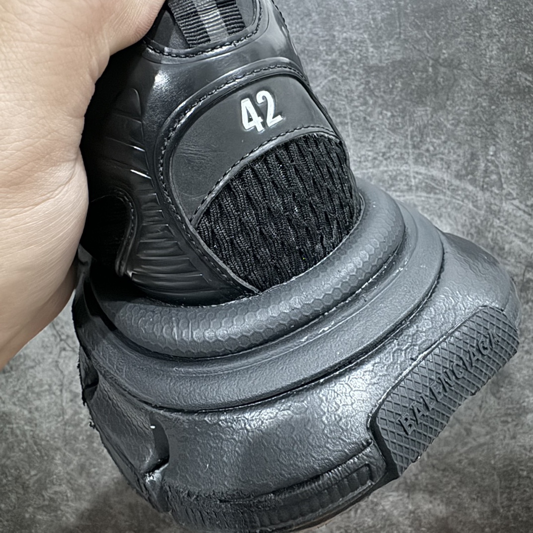 图片[9]-【X版纯原】BALENCIAGA 3XL Sneakers 巴黎世家十代网布系带低帮走秀复古老爹鞋  纯黑nn全新版本 全新顶端品质n此配色目前市场最优版本 全套原纸板楦头开发 最原汁原味的灵魂版型全鞋荧光划线卡点 胶水把控整洁度追求极致完美 每一双都是工艺品 多重QC质检 超越公司货的品控标准 实实在在的免检产品 原盒原配 正确字体电绣 粗细、位置、大小正确 侧边TPU 透气孔匹配意产原版 正确分离大底 TPU软底 原版一致大底LOGO 立体感十足 原厂皮料水洗做旧 采购原厂网纱 不含皮革 网布材料和聚氨酯 磨损效果 鞋头边缘和后帮 Balenciaga 徽标 鞋面和后跟凸印尺码 鞋舌 3XL 橡胶品牌标识和反光细节 鞋帮拉袢和鞋舌拉祥 配反光细节 备用鞋带在鞋履前侧 可在穿着前取下 便于不同造型搭配 正常尺码 尺码：35 36 37 38 39 40 41 42 43 44 45 46 编码：X10460490-莆田鞋批发中心