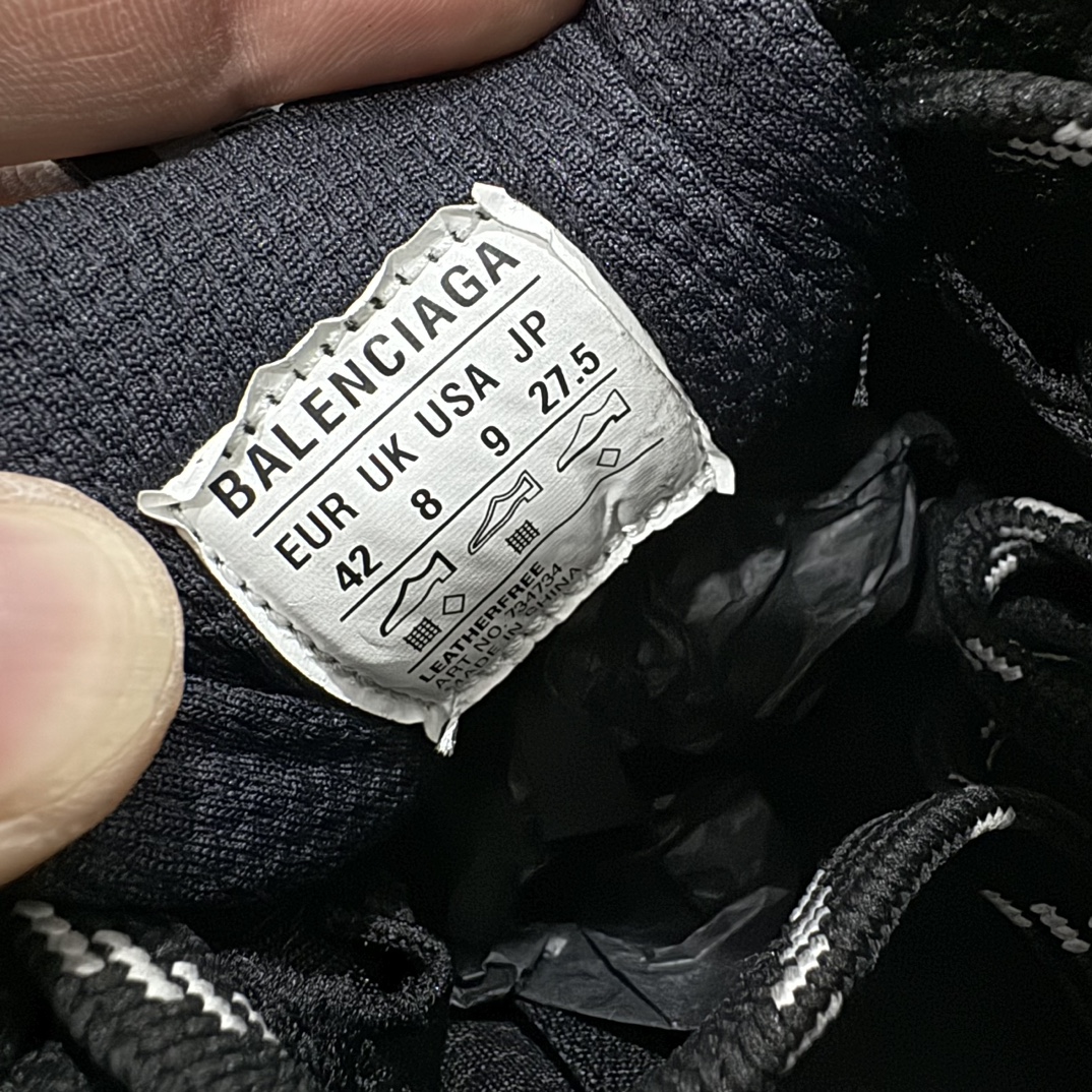 图片[7]-【X版纯原】BALENCIAGA 3XL Sneakers 巴黎世家十代网布系带低帮走秀复古老爹鞋  纯黑nn全新版本 全新顶端品质n此配色目前市场最优版本 全套原纸板楦头开发 最原汁原味的灵魂版型全鞋荧光划线卡点 胶水把控整洁度追求极致完美 每一双都是工艺品 多重QC质检 超越公司货的品控标准 实实在在的免检产品 原盒原配 正确字体电绣 粗细、位置、大小正确 侧边TPU 透气孔匹配意产原版 正确分离大底 TPU软底 原版一致大底LOGO 立体感十足 原厂皮料水洗做旧 采购原厂网纱 不含皮革 网布材料和聚氨酯 磨损效果 鞋头边缘和后帮 Balenciaga 徽标 鞋面和后跟凸印尺码 鞋舌 3XL 橡胶品牌标识和反光细节 鞋帮拉袢和鞋舌拉祥 配反光细节 备用鞋带在鞋履前侧 可在穿着前取下 便于不同造型搭配 正常尺码 尺码：35 36 37 38 39 40 41 42 43 44 45 46 编码：X10460490-莆田鞋批发中心