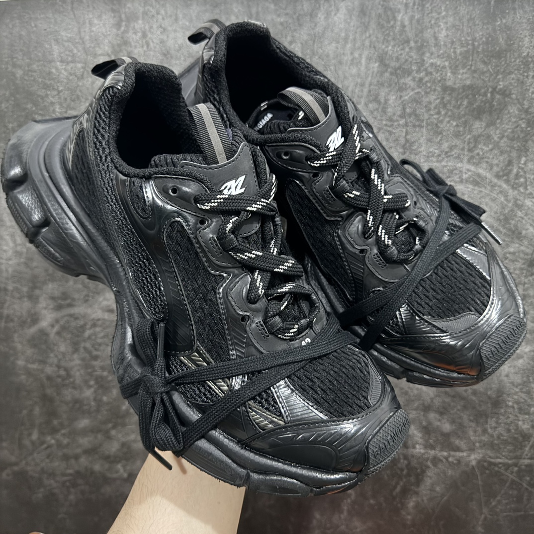 【X版纯原】BALENCIAGA 3XL Sneakers 巴黎世家十代网布系带低帮走秀复古老爹鞋  纯黑nn全新版本 全新顶端品质n此配色目前市场最优版本 全套原纸板楦头开发 最原汁原味的灵魂版型全鞋荧光划线卡点 胶水把控整洁度追求极致完美 每一双都是工艺品 多重QC质检 超越公司货的品控标准 实实在在的免检产品 原盒原配 正确字体电绣 粗细、位置、大小正确 侧边TPU 透气孔匹配意产原版 正确分离大底 TPU软底 原版一致大底LOGO 立体感十足 原厂皮料水洗做旧 采购原厂网纱 不含皮革 网布材料和聚氨酯 磨损效果 鞋头边缘和后帮 Balenciaga 徽标 鞋面和后跟凸印尺码 鞋舌 3XL 橡胶品牌标识和反光细节 鞋帮拉袢和鞋舌拉祥 配反光细节 备用鞋带在鞋履前侧 可在穿着前取下 便于不同造型搭配 正常尺码 尺码：35 36 37 38 39 40 41 42 43 44 45 46 编码：X10460490-鞋库