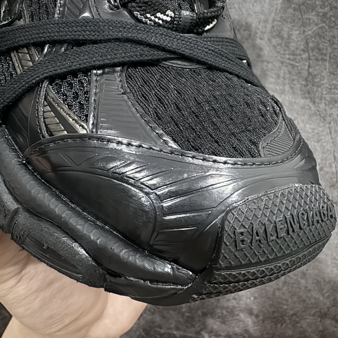 图片[2]-【X版纯原】BALENCIAGA 3XL Sneakers 巴黎世家十代网布系带低帮走秀复古老爹鞋  纯黑nn全新版本 全新顶端品质n此配色目前市场最优版本 全套原纸板楦头开发 最原汁原味的灵魂版型全鞋荧光划线卡点 胶水把控整洁度追求极致完美 每一双都是工艺品 多重QC质检 超越公司货的品控标准 实实在在的免检产品 原盒原配 正确字体电绣 粗细、位置、大小正确 侧边TPU 透气孔匹配意产原版 正确分离大底 TPU软底 原版一致大底LOGO 立体感十足 原厂皮料水洗做旧 采购原厂网纱 不含皮革 网布材料和聚氨酯 磨损效果 鞋头边缘和后帮 Balenciaga 徽标 鞋面和后跟凸印尺码 鞋舌 3XL 橡胶品牌标识和反光细节 鞋帮拉袢和鞋舌拉祥 配反光细节 备用鞋带在鞋履前侧 可在穿着前取下 便于不同造型搭配 正常尺码 尺码：35 36 37 38 39 40 41 42 43 44 45 46 编码：X10460490-莆田鞋批发中心