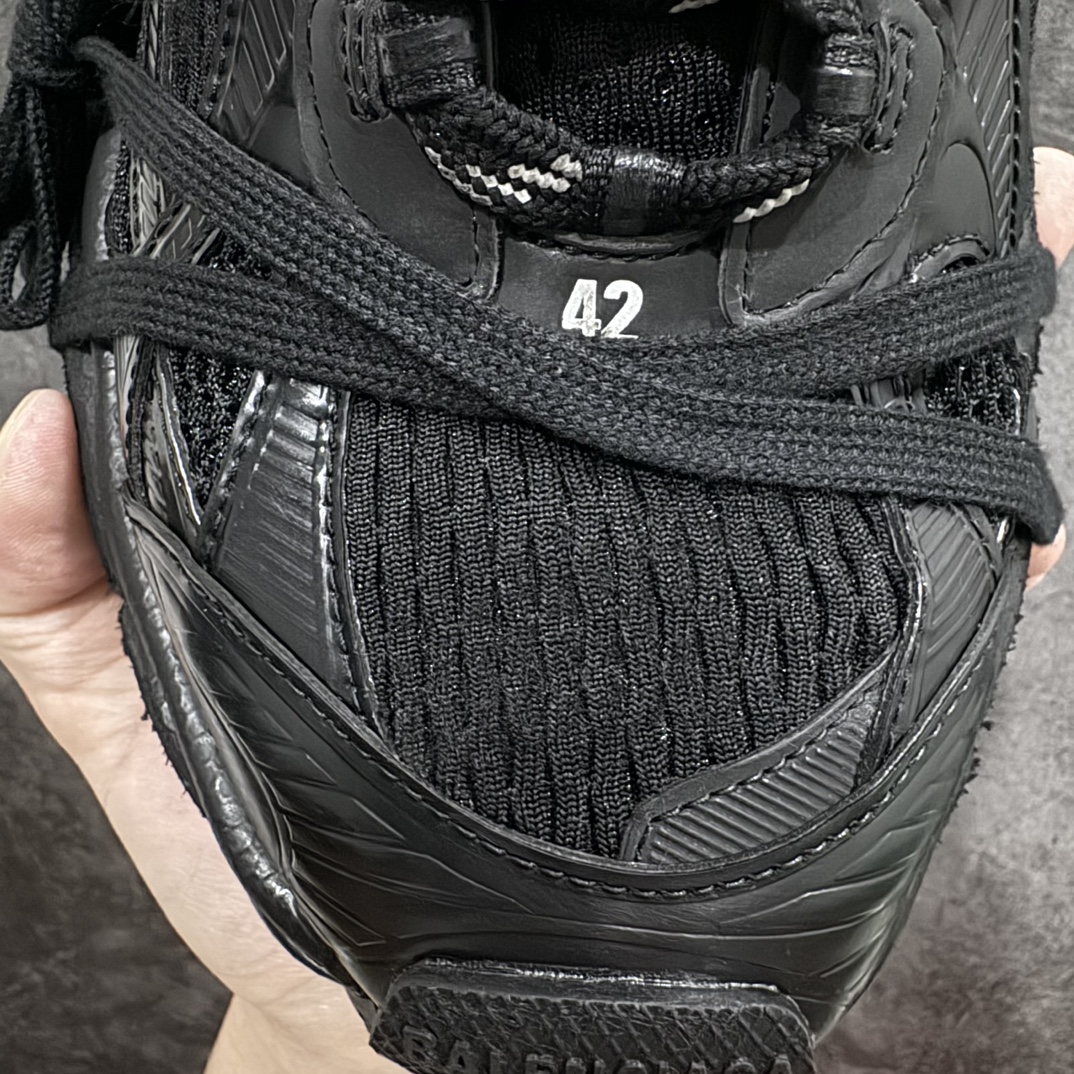 图片[3]-【X版纯原】BALENCIAGA 3XL Sneakers 巴黎世家十代网布系带低帮走秀复古老爹鞋  纯黑nn全新版本 全新顶端品质n此配色目前市场最优版本 全套原纸板楦头开发 最原汁原味的灵魂版型全鞋荧光划线卡点 胶水把控整洁度追求极致完美 每一双都是工艺品 多重QC质检 超越公司货的品控标准 实实在在的免检产品 原盒原配 正确字体电绣 粗细、位置、大小正确 侧边TPU 透气孔匹配意产原版 正确分离大底 TPU软底 原版一致大底LOGO 立体感十足 原厂皮料水洗做旧 采购原厂网纱 不含皮革 网布材料和聚氨酯 磨损效果 鞋头边缘和后帮 Balenciaga 徽标 鞋面和后跟凸印尺码 鞋舌 3XL 橡胶品牌标识和反光细节 鞋帮拉袢和鞋舌拉祥 配反光细节 备用鞋带在鞋履前侧 可在穿着前取下 便于不同造型搭配 正常尺码 尺码：35 36 37 38 39 40 41 42 43 44 45 46 编码：X10460490-莆田鞋批发中心