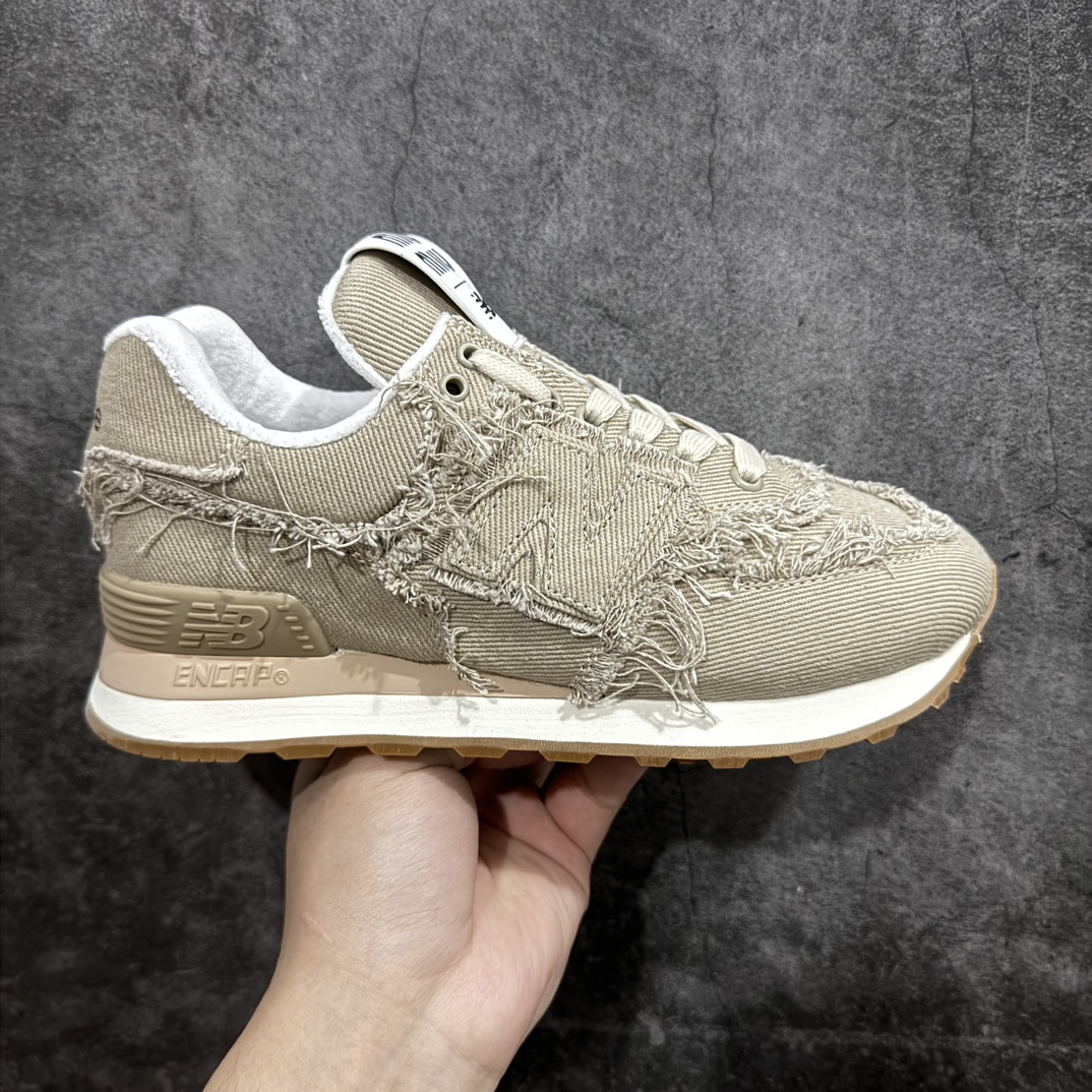 【广东纯原版本】Miumiu x New Balance 574联名款NB运动鞋n缪缪大秀上爆出的这双与New Balance 新百伦574联名款运动 球鞋 后全球各大代购官网火爆上市.仿旧复古破碎的毛边很随意不羁又能体现单宁美感，整双鞋子设计粗狂 做旧 破坏的风格 上脚非常轻便 百搭！nn▪面料:  原版擦色小牛皮n▪内里:  毛巾里n▪原版开模生胶4个部件组合大底n▪底厚：2.5CMn▪Size:   35-40（40定做） 编码：KH340360-鞋库