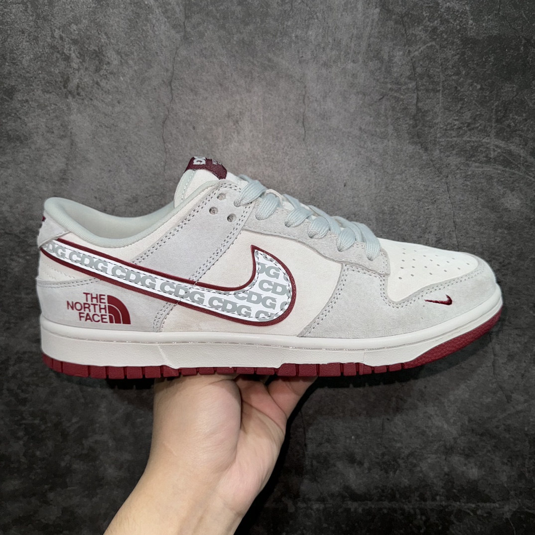 【定制版】Nk Dunk Low 北面CDG联名-灰 三方联名 SB低帮休闲板鞋 DQ1098-336n#美国著名户外品牌与日本东京设计师川久保玲CDG联合打造街头滑板鞋，有北面雪山简约的风格，还有CDG日系的元素，可谓中西结合。整双鞋子采用头层猪八革，耐克✓上印压反光CDG的LOGO,鞋底中部加入了脚感柔软舒适ZoomAir气垫，有效吸收滑雪等极限运动在落地时带来的冲击力，为街头运动者们提供更好的保护(附带北面LOGO纪念挂饰一枚) 尺码：36 36.5 37.5 38 38.5 39 40 40.5 41 42 42.5 43 44 44.5 45 编码：HXS340360-莆田鞋批发中心