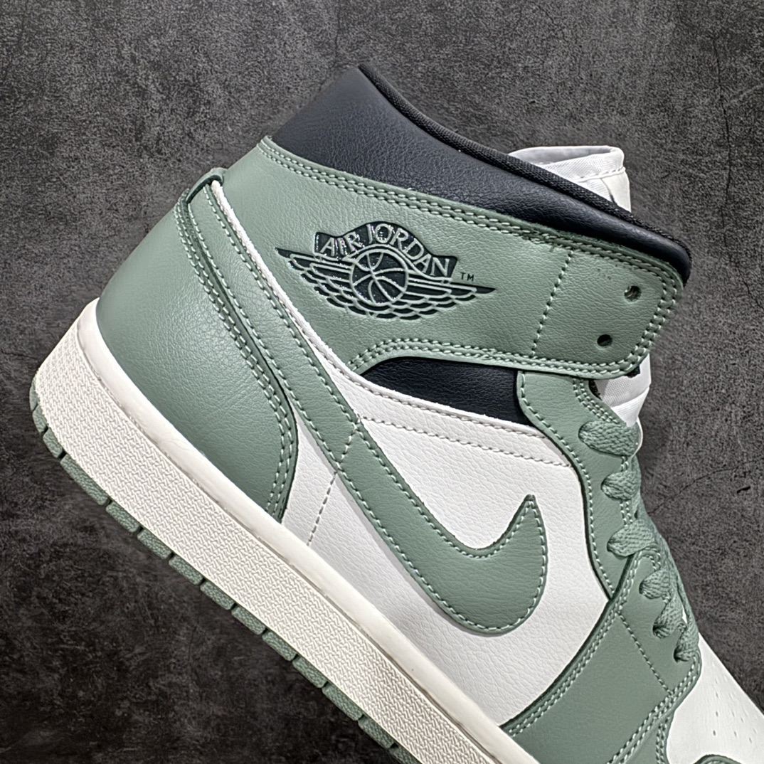 图片[7]-【纯原K版】Air Jordan 1 Mid \”Jade Smoke\”乔丹1代中帮白绿n鞋款以经典 Air Jordan 1 中帮设计，采用帆白和烟灰玉色色调组合，白色鞋身，辅以烟灰玉色全皮革质材打造鞋身，其他细节以煤黑色点缀，缓震板鞋集掌控全场的霸气风范、非凡舒适性及标志性外观于一体。鞋底加入 Air 缓震技术，加垫鞋口赋予脚踝出色支撑力。 货号：BQ6472-130 尺码：36 36.5 37.5 38 38.5 39 40 40.5 41 42 42.5 43 44 44.5 45 46 编码：LDS260280-莆田鞋批发中心