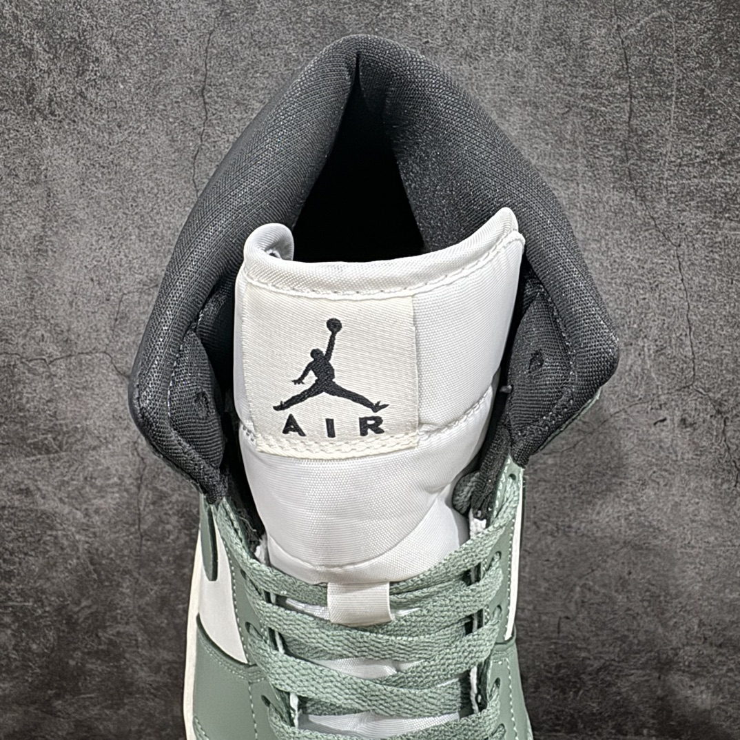 图片[8]-【纯原K版】Air Jordan 1 Mid \”Jade Smoke\”乔丹1代中帮白绿n鞋款以经典 Air Jordan 1 中帮设计，采用帆白和烟灰玉色色调组合，白色鞋身，辅以烟灰玉色全皮革质材打造鞋身，其他细节以煤黑色点缀，缓震板鞋集掌控全场的霸气风范、非凡舒适性及标志性外观于一体。鞋底加入 Air 缓震技术，加垫鞋口赋予脚踝出色支撑力。 货号：BQ6472-130 尺码：36 36.5 37.5 38 38.5 39 40 40.5 41 42 42.5 43 44 44.5 45 46 编码：LDS260280-鞋库