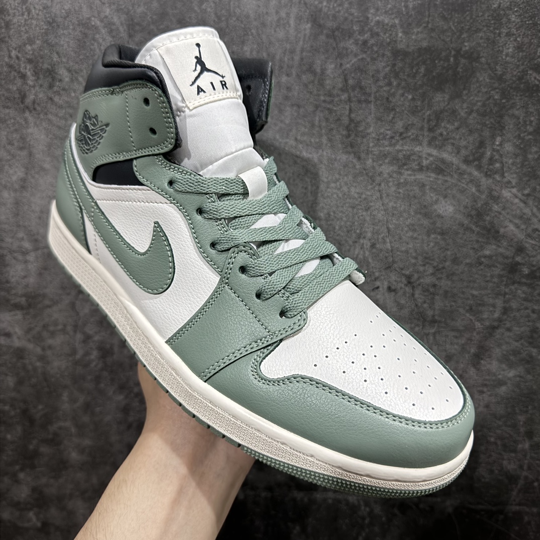 图片[3]-【纯原K版】Air Jordan 1 Mid \”Jade Smoke\”乔丹1代中帮白绿n鞋款以经典 Air Jordan 1 中帮设计，采用帆白和烟灰玉色色调组合，白色鞋身，辅以烟灰玉色全皮革质材打造鞋身，其他细节以煤黑色点缀，缓震板鞋集掌控全场的霸气风范、非凡舒适性及标志性外观于一体。鞋底加入 Air 缓震技术，加垫鞋口赋予脚踝出色支撑力。 货号：BQ6472-130 尺码：36 36.5 37.5 38 38.5 39 40 40.5 41 42 42.5 43 44 44.5 45 46 编码：LDS260280-莆田鞋批发中心