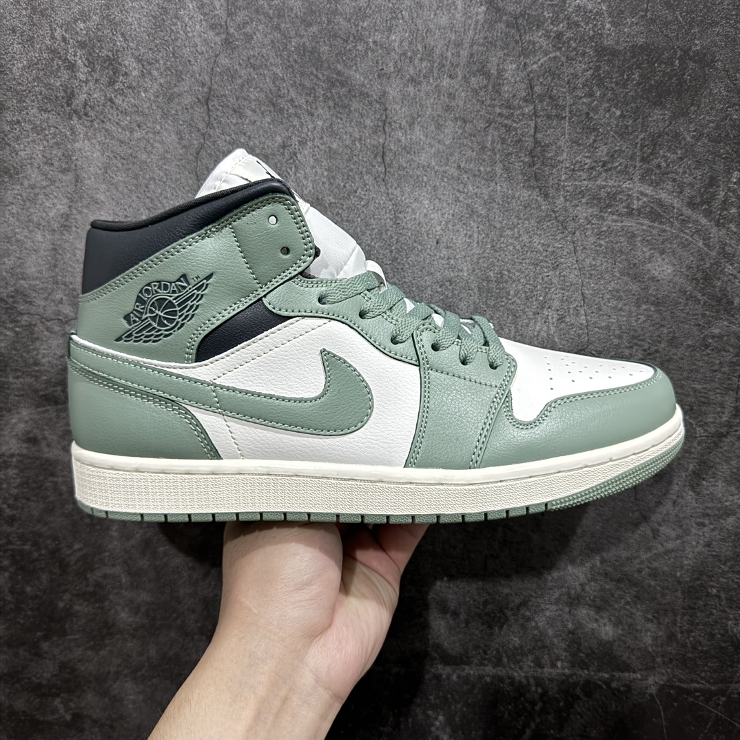 【纯原K版】Air Jordan 1 Mid \”Jade Smoke\”乔丹1代中帮白绿n鞋款以经典 Air Jordan 1 中帮设计，采用帆白和烟灰玉色色调组合，白色鞋身，辅以烟灰玉色全皮革质材打造鞋身，其他细节以煤黑色点缀，缓震板鞋集掌控全场的霸气风范、非凡舒适性及标志性外观于一体。鞋底加入 Air 缓震技术，加垫鞋口赋予脚踝出色支撑力。 货号：BQ6472-130 尺码：36 36.5 37.5 38 38.5 39 40 40.5 41 42 42.5 43 44 44.5 45 46 编码：LDS260280-莆田鞋批发中心