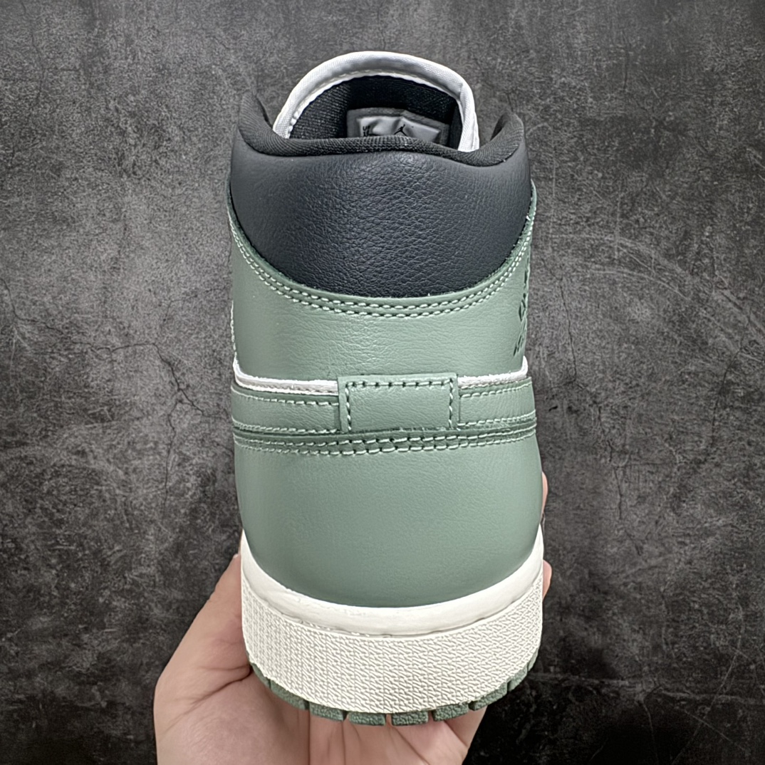 图片[4]-【纯原K版】Air Jordan 1 Mid \”Jade Smoke\”乔丹1代中帮白绿n鞋款以经典 Air Jordan 1 中帮设计，采用帆白和烟灰玉色色调组合，白色鞋身，辅以烟灰玉色全皮革质材打造鞋身，其他细节以煤黑色点缀，缓震板鞋集掌控全场的霸气风范、非凡舒适性及标志性外观于一体。鞋底加入 Air 缓震技术，加垫鞋口赋予脚踝出色支撑力。 货号：BQ6472-130 尺码：36 36.5 37.5 38 38.5 39 40 40.5 41 42 42.5 43 44 44.5 45 46 编码：LDS260280-鞋库