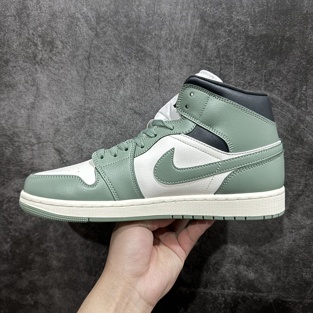 图片[2]-【纯原K版】Air Jordan 1 Mid \”Jade Smoke\”乔丹1代中帮白绿n鞋款以经典 Air Jordan 1 中帮设计，采用帆白和烟灰玉色色调组合，白色鞋身，辅以烟灰玉色全皮革质材打造鞋身，其他细节以煤黑色点缀，缓震板鞋集掌控全场的霸气风范、非凡舒适性及标志性外观于一体。鞋底加入 Air 缓震技术，加垫鞋口赋予脚踝出色支撑力。 货号：BQ6472-130 尺码：36 36.5 37.5 38 38.5 39 40 40.5 41 42 42.5 43 44 44.5 45 46 编码：LDS260280-鞋库