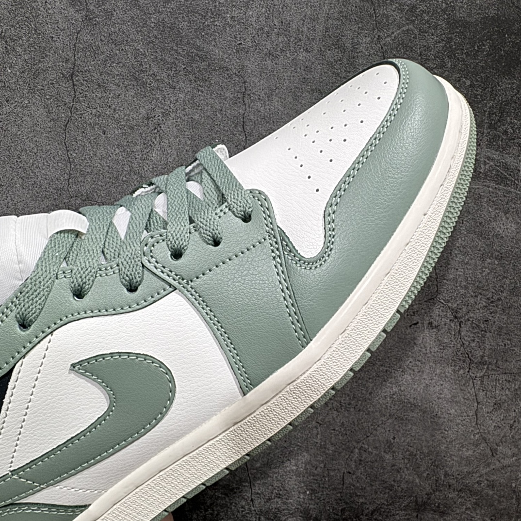 图片[6]-【纯原K版】Air Jordan 1 Mid \”Jade Smoke\”乔丹1代中帮白绿n鞋款以经典 Air Jordan 1 中帮设计，采用帆白和烟灰玉色色调组合，白色鞋身，辅以烟灰玉色全皮革质材打造鞋身，其他细节以煤黑色点缀，缓震板鞋集掌控全场的霸气风范、非凡舒适性及标志性外观于一体。鞋底加入 Air 缓震技术，加垫鞋口赋予脚踝出色支撑力。 货号：BQ6472-130 尺码：36 36.5 37.5 38 38.5 39 40 40.5 41 42 42.5 43 44 44.5 45 46 编码：LDS260280-莆田鞋批发中心