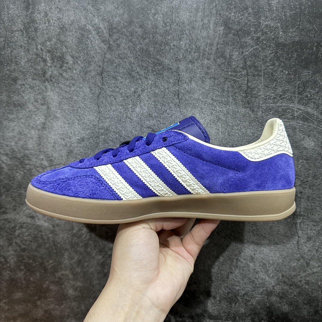 图片[2]-【纯原版】Adidas Originals Gazelle Indoor  防滑低帮T头德训鞋 GZ复古系列 紫白色IF1806nn最强版出货💪🏻正确猪八材料 毛绒感质感都特别强 非普通版本n市场最高版本完美还原zp细节，注意区别市场任何版本，完全不是一路货色‼️n全鞋原材料打造，无任何色差，正确鞋型，后跟港宝材料定型，正确微透生胶大底，反口内里头层细腻小牛皮，纸板中底 鞋垫背胶，侧面正确烫金压印字母，所有细节完美还原‼️ 尺码：35 36 36.5 37 38 38.5 39 40 40.5 41 42 42.5 43 44 44.5 45 编码：NM250270-鞋库