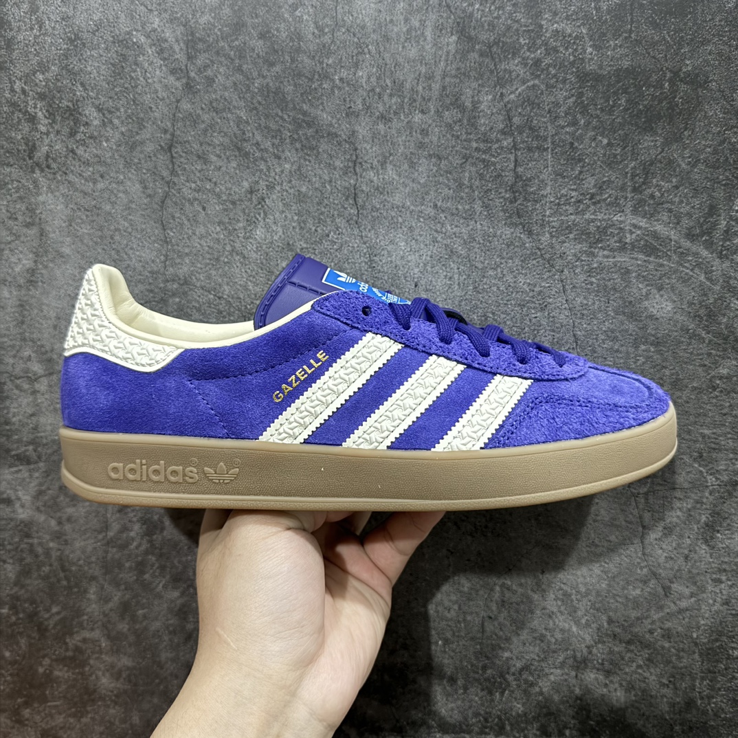 【纯原版】Adidas Originals Gazelle Indoor  防滑低帮T头德训鞋 GZ复古系列 紫白色IF1806nn最强版出货💪🏻正确猪八材料 毛绒感质感都特别强 非普通版本n市场最高版本完美还原zp细节，注意区别市场任何版本，完全不是一路货色‼️n全鞋原材料打造，无任何色差，正确鞋型，后跟港宝材料定型，正确微透生胶大底，反口内里头层细腻小牛皮，纸板中底 鞋垫背胶，侧面正确烫金压印字母，所有细节完美还原‼️ 尺码：35 36 36.5 37 38 38.5 39 40 40.5 41 42 42.5 43 44 44.5 45 编码：NM250270-鞋库