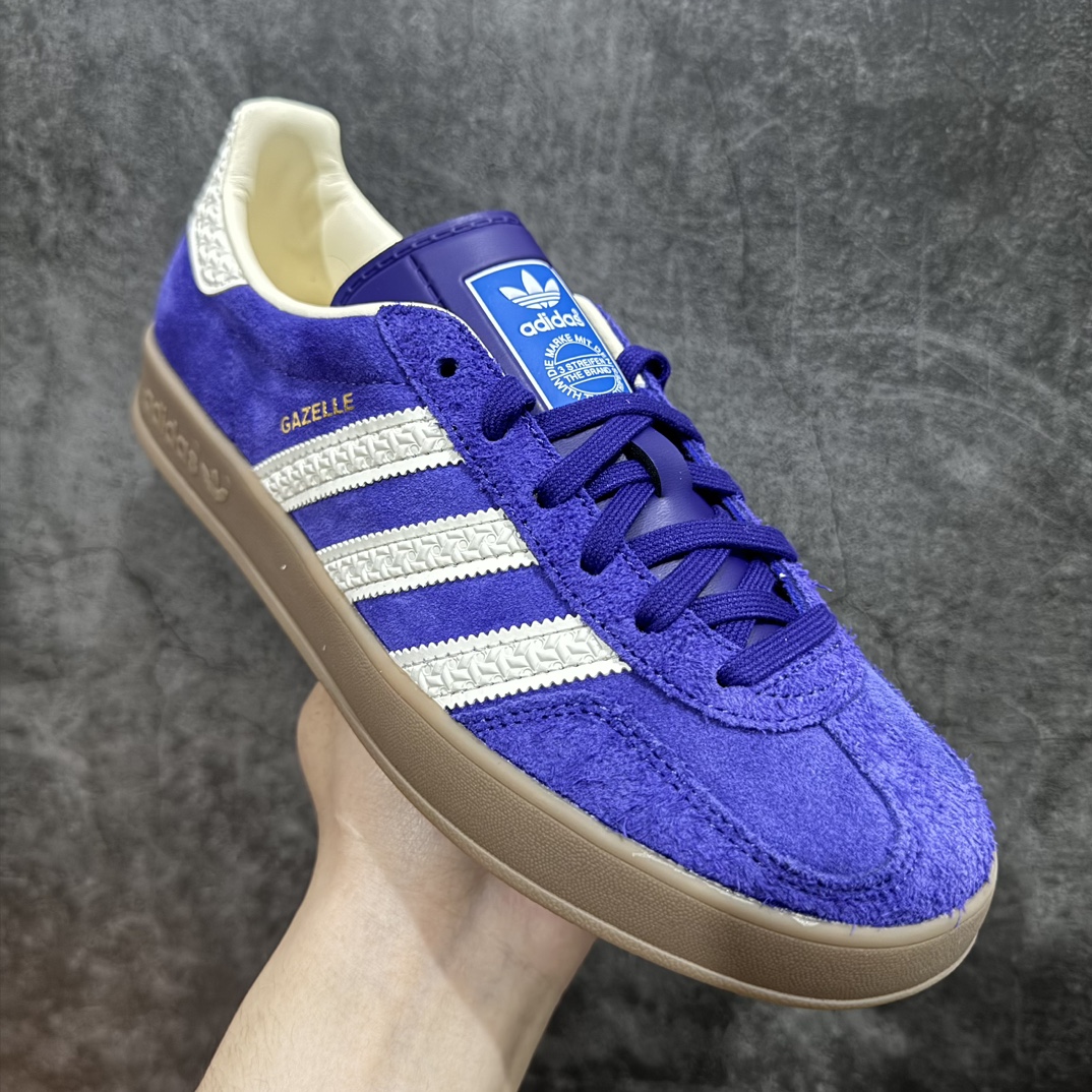 图片[3]-【纯原版】Adidas Originals Gazelle Indoor  防滑低帮T头德训鞋 GZ复古系列 紫白色IF1806nn最强版出货💪🏻正确猪八材料 毛绒感质感都特别强 非普通版本n市场最高版本完美还原zp细节，注意区别市场任何版本，完全不是一路货色‼️n全鞋原材料打造，无任何色差，正确鞋型，后跟港宝材料定型，正确微透生胶大底，反口内里头层细腻小牛皮，纸板中底 鞋垫背胶，侧面正确烫金压印字母，所有细节完美还原‼️ 尺码：35 36 36.5 37 38 38.5 39 40 40.5 41 42 42.5 43 44 44.5 45 编码：NM250270-鞋库