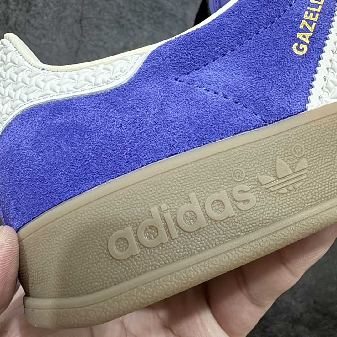 【纯原版】Adidas Originals Gazelle Indoor  防滑低帮T头德训鞋 GZ复古系列 紫白色IF1806nn最强版出货💪🏻正确猪八材料 毛绒感质感都特别强 非普通版本n市场最高版本完美还原zp细节，注意区别市场任何版本，完全不是一路货色‼️n全鞋原材料打造，无任何色差，正确鞋型，后跟港宝材料定型，正确微透生胶大底，反口内里头层细腻小牛皮，纸板中底 鞋垫背胶，侧面正确烫金压印字母，所有细节完美还原‼️ 尺码：35 36 36.5 37 38 38.5 39 40 40.5 41 42 42.5 43 44 44.5 45 编码：NM250270-鞋库