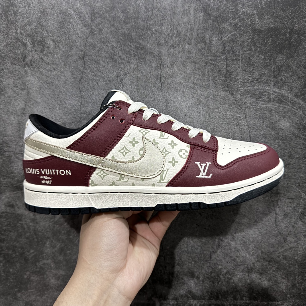 【定制版】Louis Vuitton x Nk Dunk Low 联名定制-酒红银勾 SB低帮休闲板鞋 FC1688-188n意大利头层牛皮与进口猪八革的搭配，鞋底侧边镶嵌上Louis Vuitton名牌凸显尊贵，鞋盒上手绘蓝金色字符更有收藏价值（附带LV钛合金一百七十周年纪念扣一枚） 尺码：36 36.5 37.5 38 38.5 39 40 40.5 41 42 42.5 43 44 44.5 45 编码：HXS320340-莆田鞋批发中心