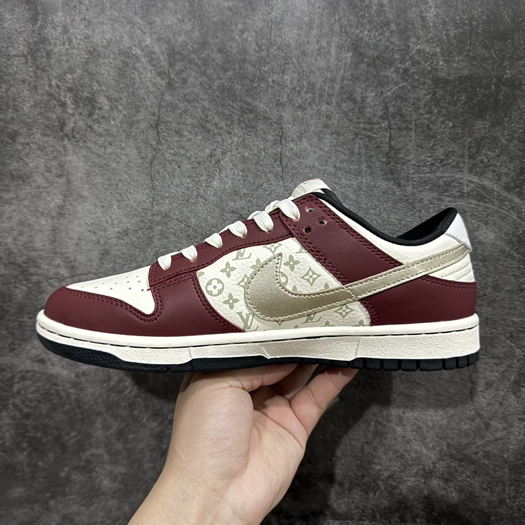 图片[2]-【定制版】Louis Vuitton x Nk Dunk Low 联名定制-酒红银勾 SB低帮休闲板鞋 FC1688-188n意大利头层牛皮与进口猪八革的搭配，鞋底侧边镶嵌上Louis Vuitton名牌凸显尊贵，鞋盒上手绘蓝金色字符更有收藏价值（附带LV钛合金一百七十周年纪念扣一枚） 尺码：36 36.5 37.5 38 38.5 39 40 40.5 41 42 42.5 43 44 44.5 45 编码：HXS320340-莆田鞋批发中心