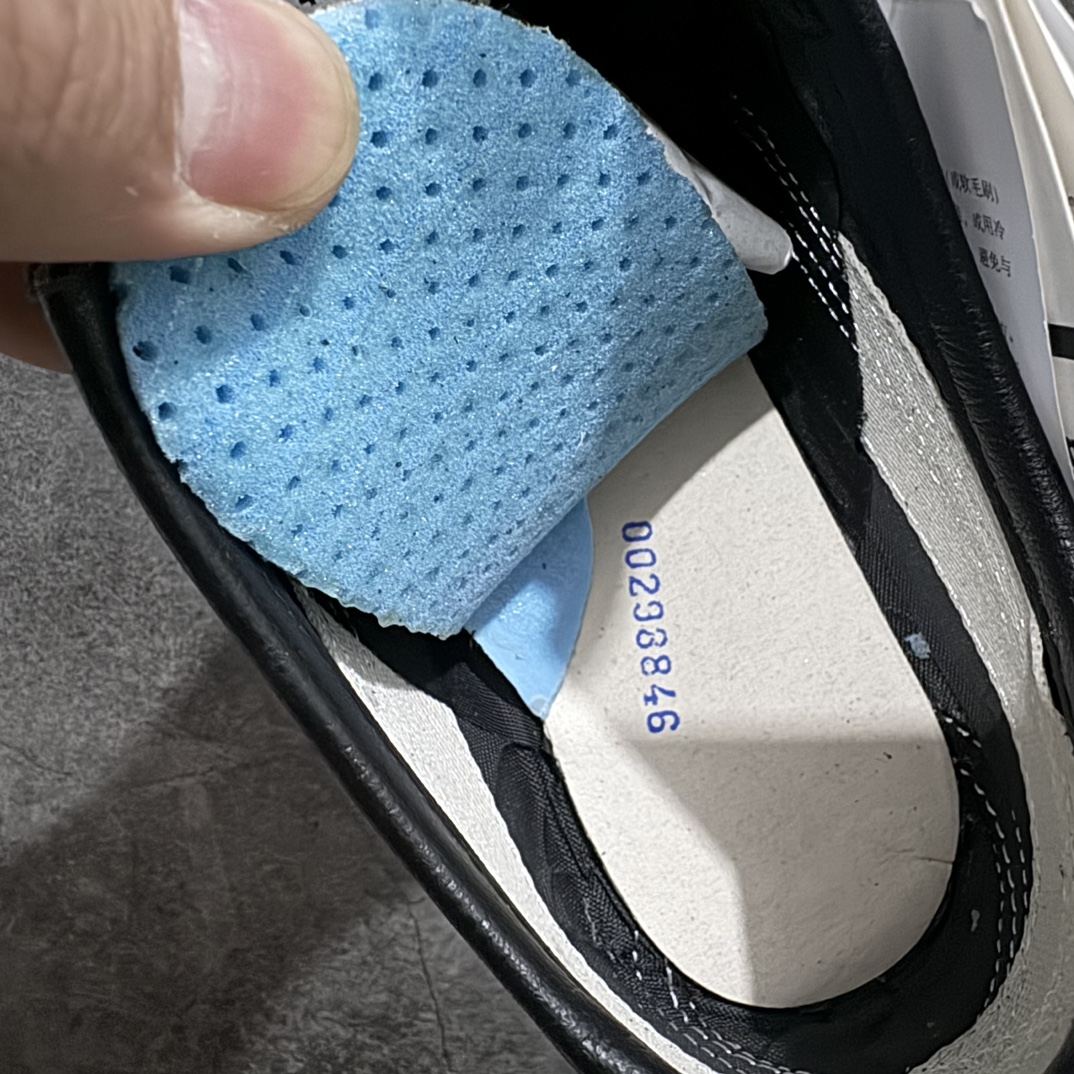 图片[7]-【纯原头层版】Asics Onitsuka Tiger MEXICO 66 亚瑟士鬼冢虎复古经典板鞋n市场王者选手 海外订单工厂出品目前全市场最好的品质没有之一n纯原小羊皮材料 质感柔软度满分n长期生产补货永不断码 超成熟稳定的做工品控 原装全套纸板楦头开发 原汁原味 完美呈现版型私模正确鞋底咬花纹路 一比一鞋头弧度高度鞋身弧度绝不口嗨 细节品控鞋型随意秒杀市面原档咬花纹路私模大底 一个单元有六个三角形总体形拼接呈现花瓣状 官方四联吊牌原装Ortholite轻量化鞋垫 原盒原配 质保卡 说明书 钢印防尘纸 纸板中底带钢印 乳胶组合鞋垫 支持全方位的对比专柜产品从款式颜色造型上体现出追求舒适和细节的完美 鞋类更是推崇手工制作的严谨与完美 融舒适性与可穿性的设计风格 注重细节的完美和别致魅力 既保持稳重 又不失轻松的时尚感  尺码：36 37 37.5 38 39 39.5 40 40.5 41.5 42 42.5 43.5 44 45 编码：NM235260-鞋库