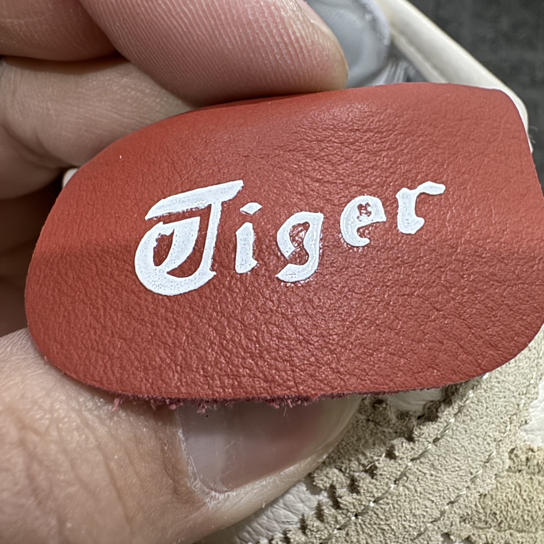 【纯原头层版】Asics Onitsuka Tiger MEXICO 66 亚瑟士鬼冢虎复古经典板鞋n市场王者选手 海外订单工厂出品目前全市场最好的品质没有之一n纯原小羊皮材料 质感柔软度满分n长期生产补货永不断码 超成熟稳定的做工品控 原装全套纸板楦头开发 原汁原味 完美呈现版型私模正确鞋底咬花纹路 一比一鞋头弧度高度鞋身弧度绝不口嗨 细节品控鞋型随意秒杀市面原档咬花纹路私模大底 一个单元有六个三角形总体形拼接呈现花瓣状 官方四联吊牌原装Ortholite轻量化鞋垫 原盒原配 质保卡 说明书 钢印防尘纸 纸板中底带钢印 乳胶组合鞋垫 支持全方位的对比专柜产品从款式颜色造型上体现出追求舒适和细节的完美 鞋类更是推崇手工制作的严谨与完美 融舒适性与可穿性的设计风格 注重细节的完美和别致魅力 既保持稳重 又不失轻松的时尚感  尺码：36 37 37.5 38 39 39.5 40 40.5 41.5 42 42.5 43.5 44 45 编码：NM235260-鞋库