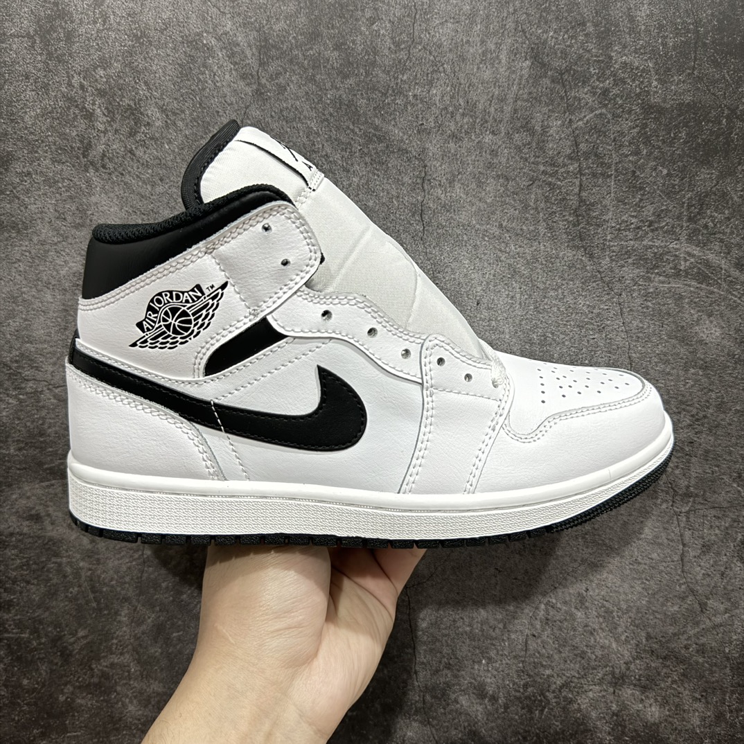 【DT纯原】Air Jordan AJ1 Mid 中帮 白黑 DQ8426-132n终端优势供应 市面中低帮最具代表性版本没有之一 口碑大厂出品 品控大底版型不断改良更新 全套原纸板楦头开发 确保原汁原味 完美呈现版型 完美零毛边处理 原厂内置全掌气垫 价格定位良心 平台专用代工流水线出品 一眼公司既视感 拿到手的一瞬间就与众不同 碾压市面所有版本 全部原鞋开发 每一个配色都会采购原鞋确认细节 打破市面看图做货无好货之说SIZE：35.5 36 36.5 37.5 38 38.5 39 40 40.5 41 42 42.5 43 44 44.5 45 46 编码：DT300310-鞋库