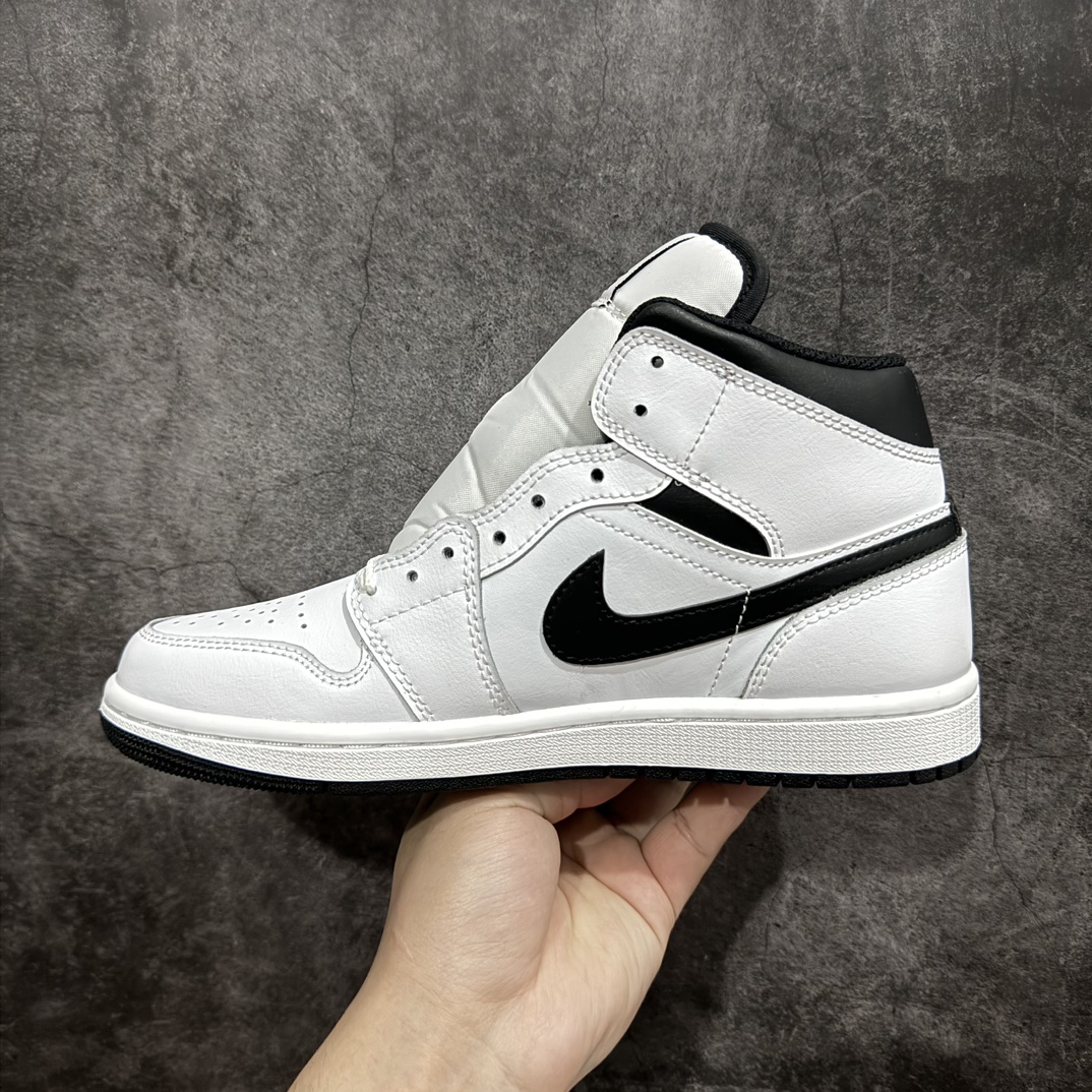 图片[2]-【DT纯原】Air Jordan AJ1 Mid 中帮 白黑 DQ8426-132n终端优势供应 市面中低帮最具代表性版本没有之一 口碑大厂出品 品控大底版型不断改良更新 全套原纸板楦头开发 确保原汁原味 完美呈现版型 完美零毛边处理 原厂内置全掌气垫 价格定位良心 平台专用代工流水线出品 一眼公司既视感 拿到手的一瞬间就与众不同 碾压市面所有版本 全部原鞋开发 每一个配色都会采购原鞋确认细节 打破市面看图做货无好货之说SIZE：35.5 36 36.5 37.5 38 38.5 39 40 40.5 41 42 42.5 43 44 44.5 45 46 编码：DT300310-鞋库