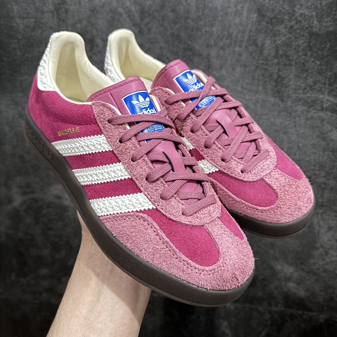 【VT纯原】AD Original Gazelle Indoor Trainers 瞪羚室内鞋系列低帮复古百搭休闲运动德训风板鞋 草莓熊 IF1809n高端零售特供批次原厂定制长毛翻毛皮组合环保纤维革鞋面材质内置环保海玻璃鞋垫 外置RB橡胶大底产品品控稳定性领先行业原厂全套原楦原纸板冲刀磨具开发 原厂皮料加持原厂港宝加持定型后跟R度完美 将复古进行到底简约流畅 三十年不变经典 这款Gazelle运动鞋 无论面料、配色、质感或设计 都只在重现其1991年原款的经典 皮革鞋面 撞色三条纹和鞋跟标的设计 力求呈现90年代的经典复古风潮 Samba火热的同时 也带动了其它的复古鞋型 Gazelle便是其中一只 Gazelle Indoor拥有包边更宽的T字型鞋头 更好的保护运动员的前掌 浓浓的复古氛围感 非常适合现在流行的Cleanfit风格  尺码：36 36⅔ 37⅓ 38 38⅔ 39⅓ 编码：Z240260-莆田鞋批发中心