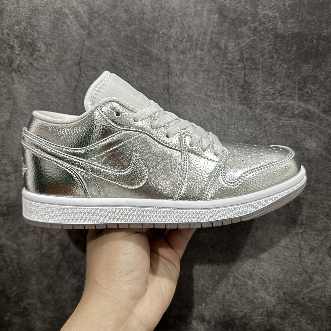 【K版】Air Jordan 1 Low 银白脚趾nAJ1乔1低帮休闲板鞋 同步官方配色市场唯一独家头层皮打造 原鞋原档案开发原厂皮料 原档冲孔鞋头 正确满胶鞋垫 四线拉帮 原厂织唛标 鞋舌高弹海绵填充。 官方货号：FN5030 001 Size： 36 36.5 37.5 38 38.5 39 40 40.5 41 42 42.5 43 44 45 46 编码：LDS240250-莆田鞋批发中心