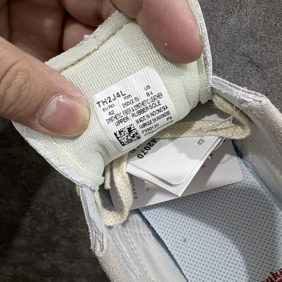 图片[7]-【纯原头层版】Asics Onitsuka Tiger MEXICO 66 亚瑟士鬼冢虎复古经典板鞋 市场王者选手 海外订单工厂出品 目前全市场最好的品质没有之一 纯原小羊皮材料 质感柔软度满分 长期生产补货永不断码 超成熟稳定的做工品控 原装全套纸板楦头开发 原汁原味 完美呈现版型 私模正确鞋底咬花纹路 一比一鞋头弧度高度鞋身弧度 绝不口嗨 细节品控鞋型随意秒杀市面 原档咬花纹路私模大底 一个单元有六个三角形 总体形拼接呈现花瓣状 官方四联吊牌 原装Ortholite轻量化鞋垫 原盒原配 质保卡 说明书 钢印防尘纸 纸板中底带钢印 乳胶组合鞋垫 支持全方位的对比专柜 产品从款式颜色造型上体现出追求舒适和细节的完美 鞋类更是推崇手工制作的严谨与完美 融舒适性与可穿性的设计风格 注重细节的完美和别致魅力 既保持稳重 又不失轻松的时尚感 尺码：36 37 37.5 38 39 39.5 40 40.5 41.5 42 42.5 43.5 44 45-选品中心