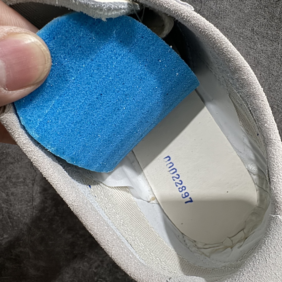 图片[9]-【纯原头层版】Asics Onitsuka Tiger MEXICO 66 亚瑟士鬼冢虎复古经典板鞋 市场王者选手 海外订单工厂出品 目前全市场最好的品质没有之一 纯原小羊皮材料 质感柔软度满分 长期生产补货永不断码 超成熟稳定的做工品控 原装全套纸板楦头开发 原汁原味 完美呈现版型 私模正确鞋底咬花纹路 一比一鞋头弧度高度鞋身弧度 绝不口嗨 细节品控鞋型随意秒杀市面 原档咬花纹路私模大底 一个单元有六个三角形 总体形拼接呈现花瓣状 官方四联吊牌 原装Ortholite轻量化鞋垫 原盒原配 质保卡 说明书 钢印防尘纸 纸板中底带钢印 乳胶组合鞋垫 支持全方位的对比专柜 产品从款式颜色造型上体现出追求舒适和细节的完美 鞋类更是推崇手工制作的严谨与完美 融舒适性与可穿性的设计风格 注重细节的完美和别致魅力 既保持稳重 又不失轻松的时尚感 尺码：36 37 37.5 38 39 39.5 40 40.5 41.5 42 42.5 43.5 44 45-选品中心