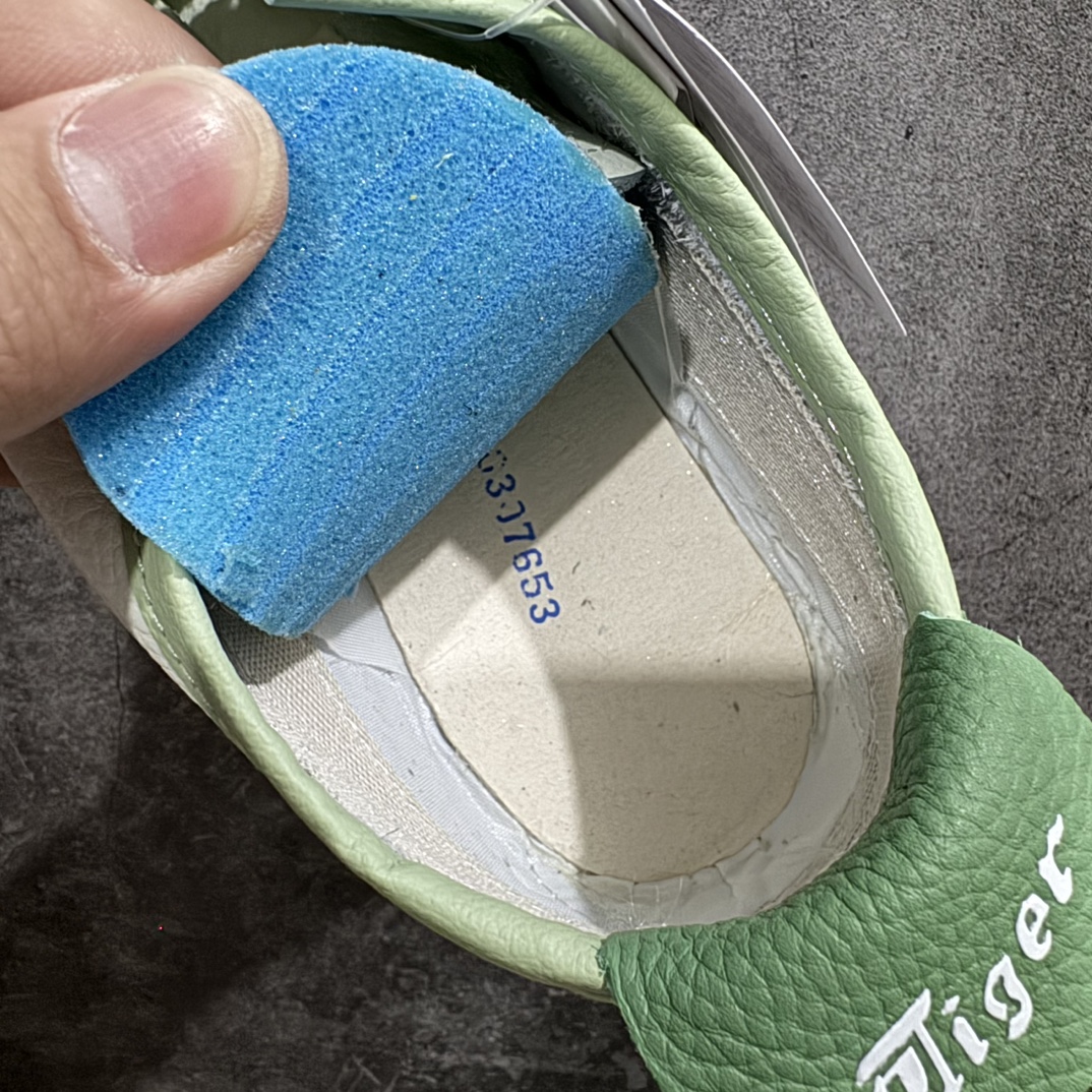 图片[9]-【纯原头层版】Asics Onitsuka Tiger MEXICO 66 亚瑟士鬼冢虎复古经典板鞋n市场王者选手 海外订单工厂出品目前全市场最好的品质没有之一n纯原小羊皮材料 质感柔软度满分n长期生产补货永不断码 超成熟稳定的做工品控 原装全套纸板楦头开发 原汁原味 完美呈现版型私模正确鞋底咬花纹路 一比一鞋头弧度高度鞋身弧度绝不口嗨 细节品控鞋型随意秒杀市面原档咬花纹路私模大底 一个单元有六个三角形总体形拼接呈现花瓣状 官方四联吊牌原装Ortholite轻量化鞋垫 原盒原配 质保卡 说明书 钢印防尘纸 纸板中底带钢印 乳胶组合鞋垫 支持全方位的对比专柜产品从款式颜色造型上体现出追求舒适和细节的完美 鞋类更是推崇手工制作的严谨与完美 融舒适性与可穿性的设计风格 注重细节的完美和别致魅力 既保持稳重 又不失轻松的时尚感  尺码：36 37 37.5 38 39 39.5 40 40.5 41.5 42 42.5 43.5 44 45 编码：NM235260-莆田鞋批发中心